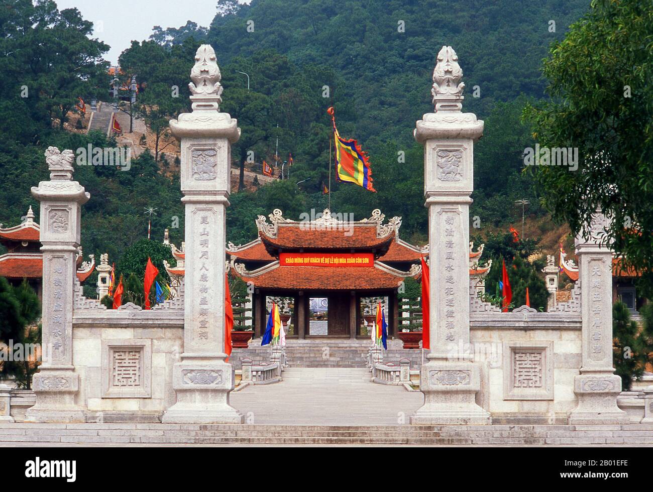 Vietnam: Con Son Pagoda, östlich von Hanoi. Chua Con Son war ein Tempel, der zu Ehren des Dichterkriegers Nguyen Trai (1380-1442), Chefberater und Amanuensis für Le Loi, dem General, der die Ming-Chinesen 1427 aus Vietnam vertrieben und 1428 den Thron als Kaiser Le Thai To übernahm, errichtet wurde. Stockfoto
