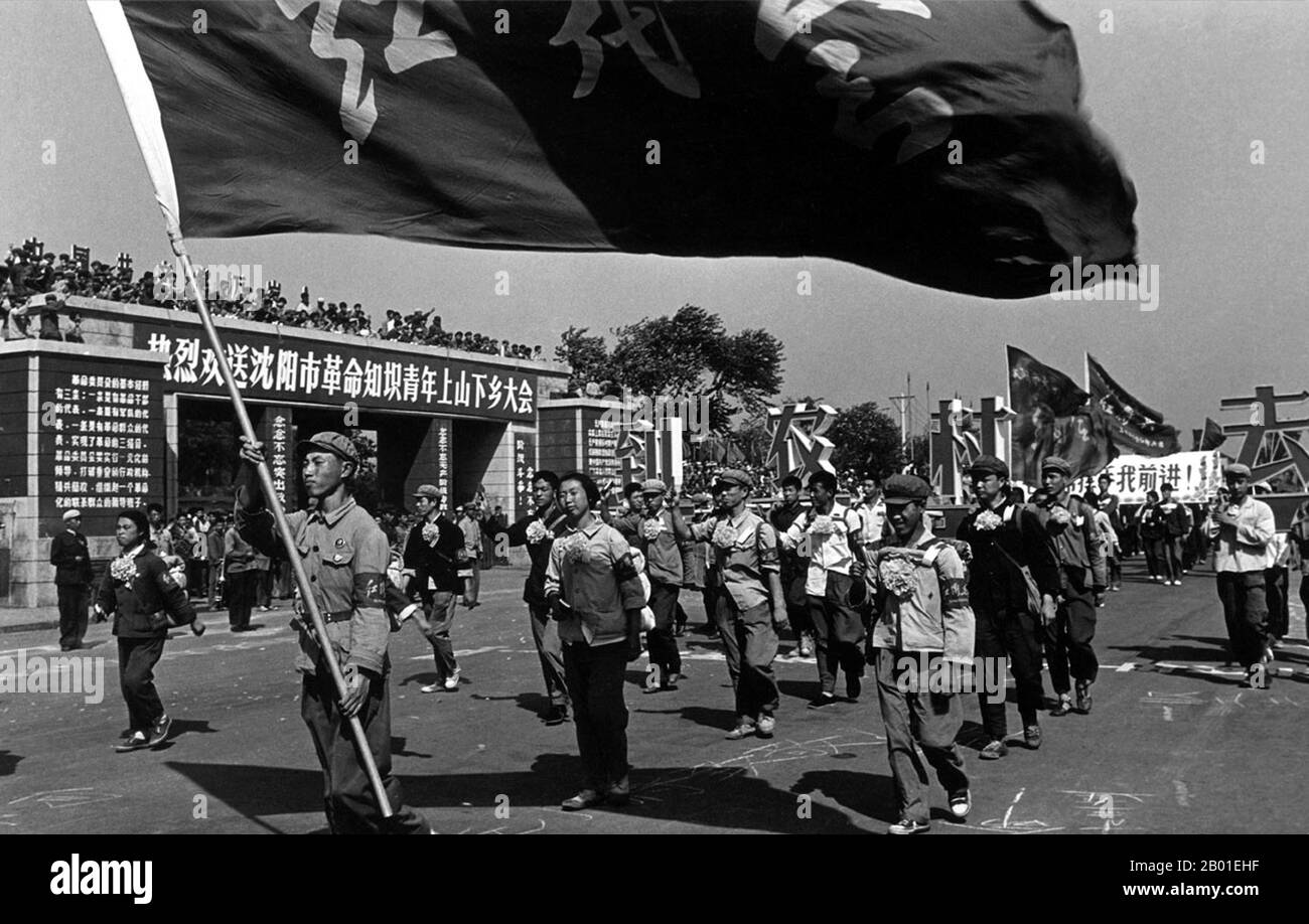 China: A Scene from the Cultural Revolution (1966-1976) on the Streets of Shenyang, August 1968. Die große proletarische Kulturrevolution, allgemein bekannt als Kulturrevolution (Chinesisch: 文化大革命), war eine soziopolitische Bewegung, die in der Volksrepublik China von 1966 bis 1976 stattfand. Das von Mao Zedong, dem damaligen Vorsitzenden der Kommunistischen Partei Chinas, in Bewegung gesetzte Ziel bestand darin, den Sozialismus im Land zu erzwingen, indem kapitalistische, traditionelle und kulturelle Elemente aus der chinesischen Gesellschaft entfernt und die maoistische Orthodoxie innerhalb der Partei durchgesetzt werden. Stockfoto
