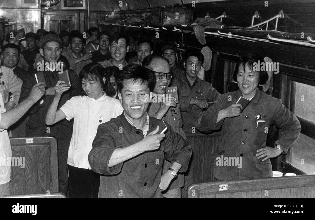 China: Szene aus der Kulturrevolution (1966-1976), Passagiere in einem Zug winken ihre Exemplare des „kleinen roten Buches“ mit den ausgewählten Gedanken des Vorsitzenden Mao Zedong, 1967. Die große proletarische Kulturrevolution, allgemein bekannt als Kulturrevolution (Chinesisch: 文化大革命), war eine soziopolitische Bewegung, die in der Volksrepublik China von 1966 bis 1976 stattfand. Das von Mao Zedong, dem damaligen Vorsitzenden der Kommunistischen Partei Chinas, in Gang gesetzte Ziel bestand darin, den Sozialismus im Land zu erzwingen, indem kapitalistische, traditionelle und kulturelle Elemente aus der Gesellschaft entfernt werden. Stockfoto