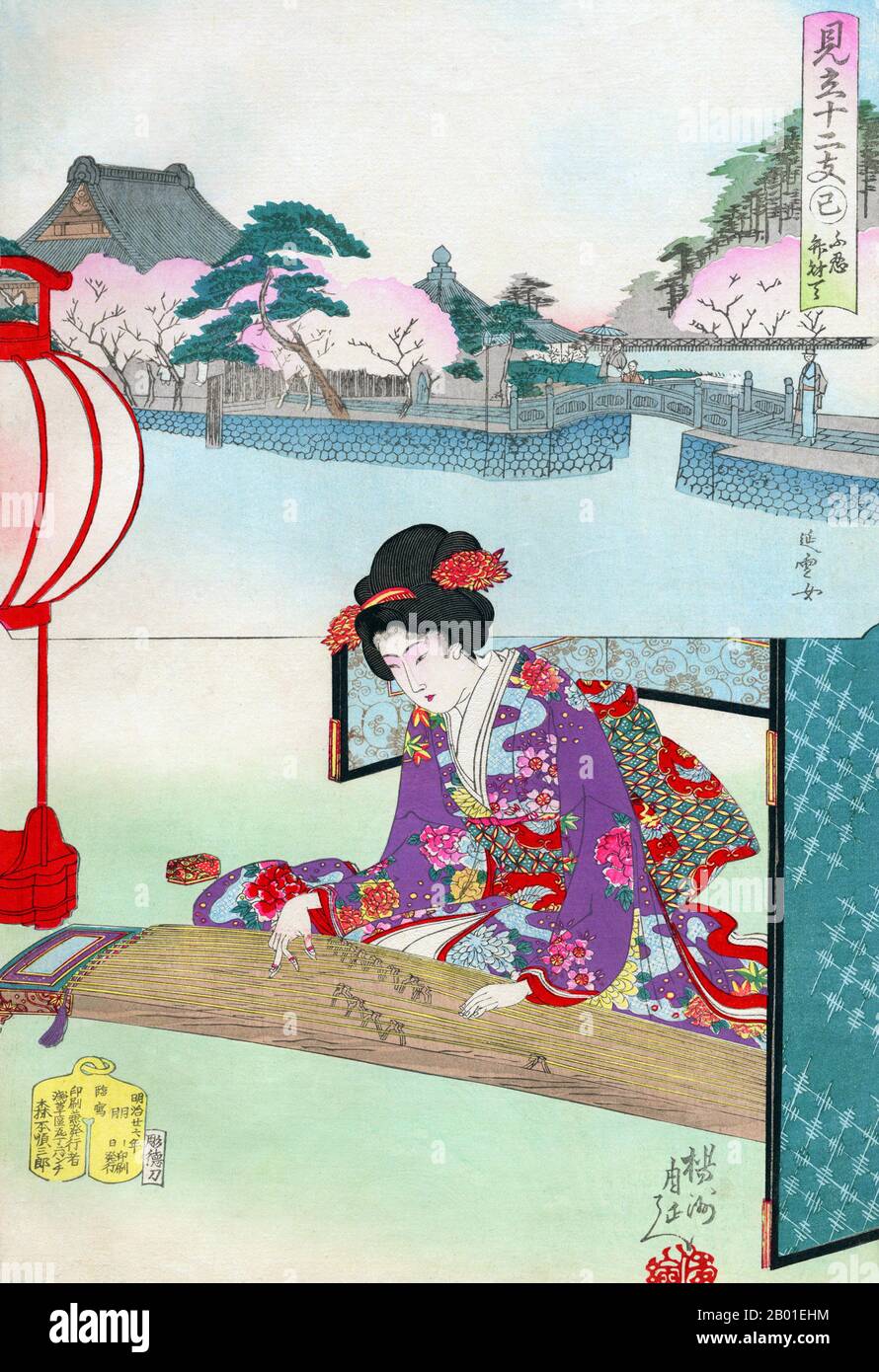 Japan: Eine Frau, die im Shinobazu Pond, Ueno, Koto spielt. Ukiyo-e-Blockdruck von Yoshu Chikanobu (1838-1912), 1894. Eine Frau lehnt sich leicht nach vorne, um Koto zu spielen. Während sie sich im Inneren zu befinden scheint, mit einem faltbaren Bildschirm hinter einer Papierlaterne sitzt, die sanft leuchtet, zeigt der Einsatz blühende Kirschbäume rund um den Shinobazu-Teich in Ueno mit seinem Schrein zur buddhistischen Gottheit Benzaiten. Toyohara Chikanobu, unter seinen Zeitgenossen besser als Yōshū bekannt, war ein produktiver Holzblock-Künstler aus der japanischen Meiji-Zeit. Seine Werke spiegeln den Übergang vom Zeitalter der Samurai zur Meiji-Moderne wider. Stockfoto