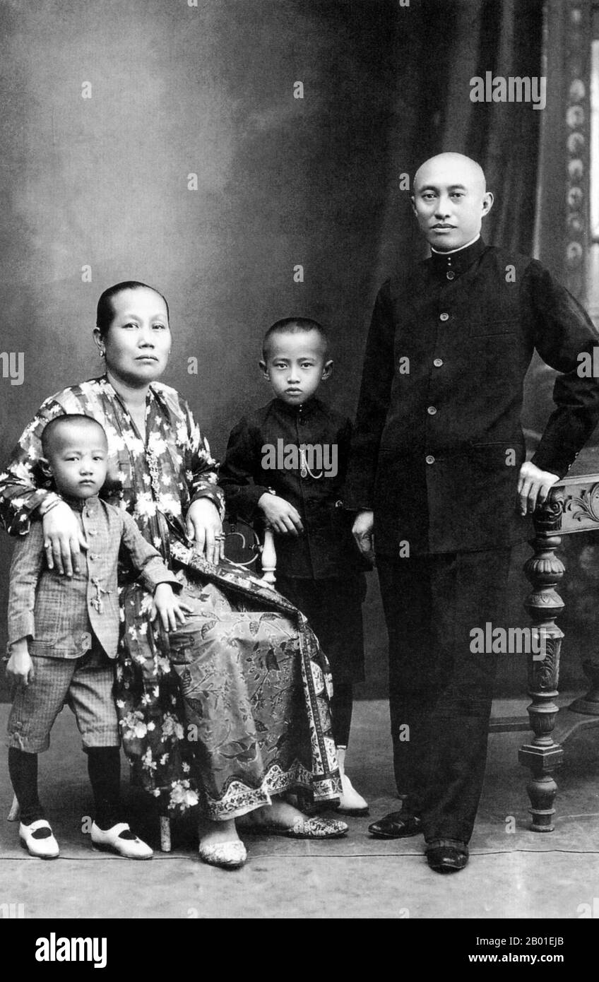 Malaysia: Familie Peranakan, Anfang des 20. Jahrhunderts. Peranakanchinesisch und Baba-Nyonya sind Begriffe, die für die Nachkommen chinesischer Einwanderer aus dem späten 15. Und 16. Jahrhundert in den indonesisch-malaiischen Archipel während der Kolonialzeit verwendet werden. Mitglieder dieser Gemeinde in Melaka geben sich als „Nyonya Baba“ statt als „Baba-Nyonya“ aus. Nyonya ist der Ausdruck für die Frauen und Baba für die Männer. Sie galt insbesondere für die ethnischen chinesischen Bevölkerungsgruppen in den Siedlungen der britischen Meerenge Malayas und der von den Niederlanden kontrollierten Insel Java und an anderen Orten. Stockfoto