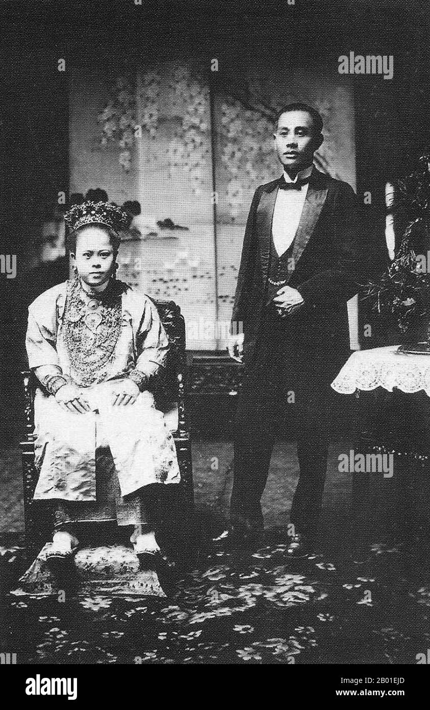 Singapur: Eine peranakanische Braut und Bräutigam, Anfang des 20. Jahrhunderts. Peranakanchinesisch und Baba-Nyonya sind Begriffe, die für die Nachkommen chinesischer Einwanderer aus dem späten 15. Und 16. Jahrhundert in den indonesisch-malaiischen Archipel während der Kolonialzeit verwendet werden. Mitglieder dieser Gemeinde in Melaka geben sich als „Nyonya Baba“ statt als „Baba-Nyonya“ aus. Nyonya ist der Ausdruck für die Frauen und Baba für die Männer. Sie galt insbesondere für die ethnischen chinesischen Bevölkerungsgruppen in den Siedlungen der britischen Meerenge Malayas und der von den Niederlanden kontrollierten Insel Java und an anderen Orten. Stockfoto