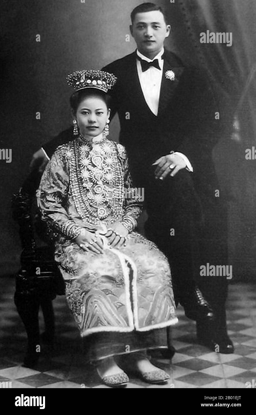 Malaysia: Eine peranakanische Braut und Bräutigam, Penang, Anfang des 20. Jahrhunderts. Peranakanchinesisch und Baba-Nyonya sind Begriffe, die für die Nachkommen chinesischer Einwanderer aus dem späten 15. Und 16. Jahrhundert in den indonesisch-malaiischen Archipel während der Kolonialzeit verwendet werden. Mitglieder dieser Gemeinde in Melaka geben sich als „Nyonya Baba“ statt als „Baba-Nyonya“ aus. Nyonya ist der Ausdruck für die Frauen und Baba für die Männer. Sie galt insbesondere für die ethnischen chinesischen Bevölkerungsgruppen in den Siedlungen der britischen Meerenge Malayas und der von den Niederlanden kontrollierten Insel Java und an anderen Orten. Stockfoto
