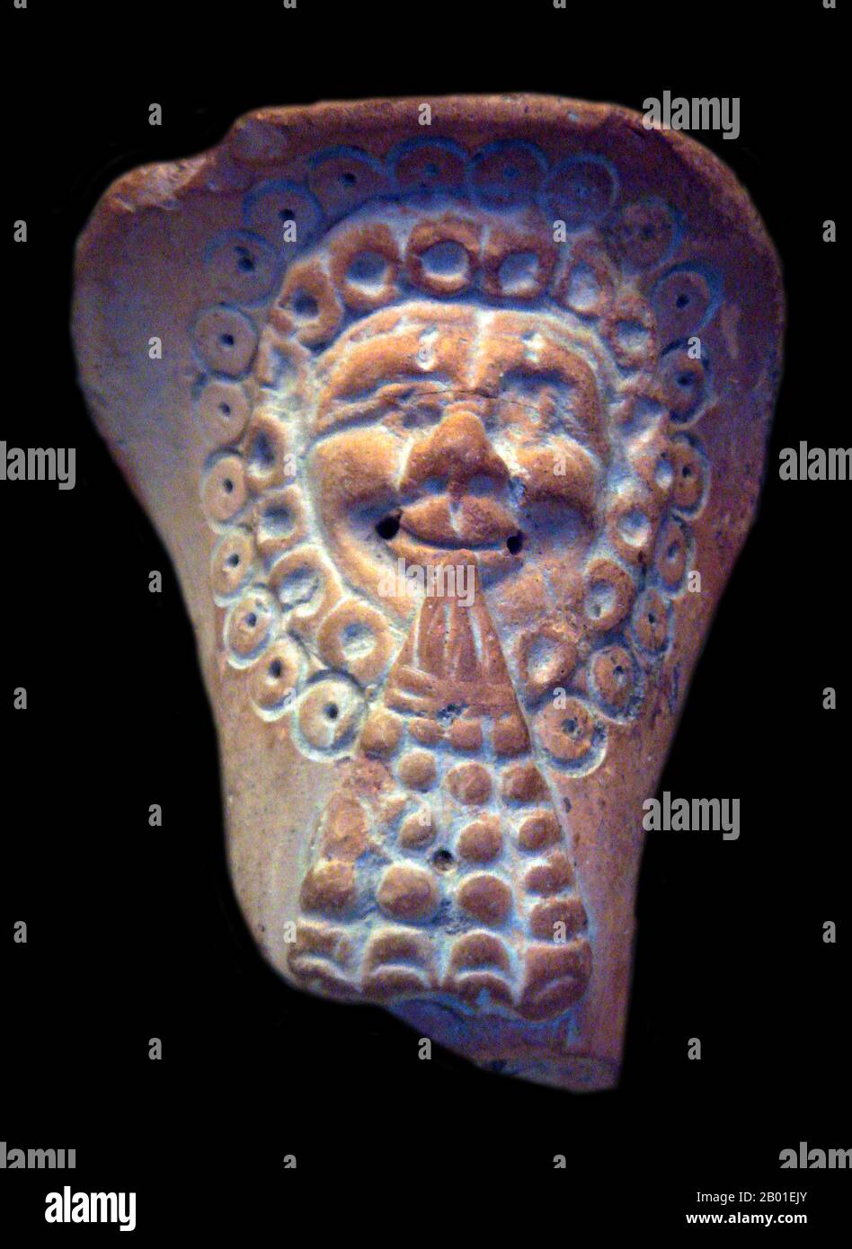 China: Keramikfigur mit westlichen Elementen, Yotkan bei Khotan, Xinjiang, 2.-4. Jahrhundert CE. Foto von Uploadalt (CC BY-SA 3,0 Lizenz). Das Königreich Khotan war ein altes buddhistisches Königreich, das sich am Zweig der Seidenstraße befand, die am südlichen Rand der Taklamakan-Wüste im Tarim-Becken verlief. Der Name des Königreiches in der Region namens Khotan hat viele Formen erhalten. Die Einheimischen rund um das 3. Jahrhundert schrieben Khotana in Kharoşţhī-Schrift; und Hvatäna- in Brāhmī in den etwas späteren Texten, wobei die Sprache, die sich entwickelte, Hvamna und Hvam kamen. Stockfoto