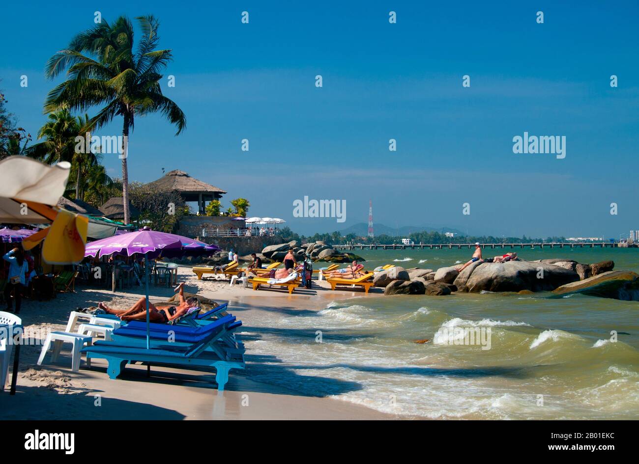 Thailand: Das felsige nördliche Ende des Hua hin Beach (hat Hua hin), Hua hin, Provinz Prachuap Khiri Khan. 1868 begann König Mongkut eine Tradition der königlichen Assoziation mit Hua hin - damals ein kleines Fischerdorf - als er dorthin reiste, um eine totale Sonnenfinsternis zu beobachten. Im Jahr 1910 besuchte Prinz Chula Chakrabongse, ein Bruder von König Rama VI., Hua hin auf einer Jagdtour und war so begeistert von der Lage, dass er dort eine Ferienvilla baute. Anfang der 1920er Jahre folgte ihm König Vajiravudh (Rama VI), der den Bau eines Teakholz-Palastes namens „Deer Park“ anordnete. Stockfoto