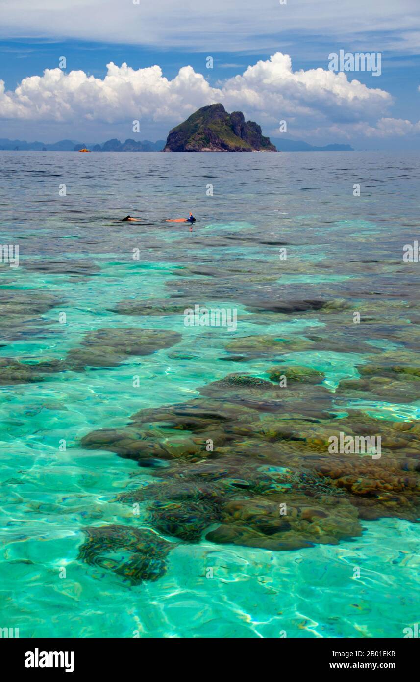 Thailand: Ein Schnorchler hat einen Blick auf die Korallen am Strand Laem Thong, Ko Phi Don, Ko Phi Phi Phi Phi. Ko Phi Phi besteht aus zwei Inseln, Phi Phi Leh und Phi Phi Don, die sich südöstlich von Phuket befinden. Beide sind Teil des hat Noppharat Thara Ko Phi Phi National Marine Park. Im Zentrum des Meeres von Phuket gelegen, ist Ko Phi Phi fast gleich weit von Phuket und Krabi entfernt und kann mit dem Boot in etwa zwei Stunden erreicht werden. Phi Phi Don ist die größere der beiden Inseln mit malerischen Hügeln, steilen Klippen, seidenen Stränden, azurblauem Wasser und bemerkenswertem Vogel- und Meeresleben. Stockfoto