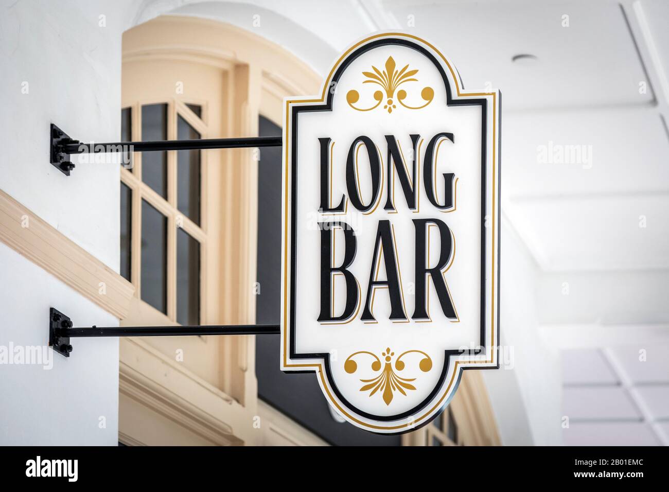 Wandschild für das Raffles Hotel, Long Bar, berühmt für den Verkauf des alkoholischen Gin-Cocktails aus den 1930er Jahren, Singapore Sling. Singapur, Asien. Stockfoto