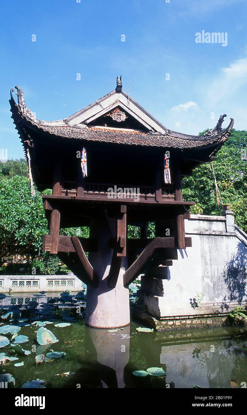 Vietnam: Chua Mot Cot oder eine Säulenpagode, Dien Huu Tempel, Hanoi. Die „Einsäulenpagode“ oder das „Chua Mot Cot“ ist ein wichtiges Symbol für die Stadt Hanoi. Das Chua Mot Cot befindet sich im winzigen Dien Huu Tempel, der auch aus dem 11. Jahrhundert stammt. Es ist eine hölzerne Pagode, die, wie der Name schon sagt, auf einer einzigen Steinsäule in einem einfachen, aber eleganten Lotusteich erbaut wurde. König Ly Thai Tong (1000-1054) erbaute ursprünglich den Dien Huu Tempel und das Chua Mot Cot im Jahr 1049. Der Legende nach wurde der König, der keinen Sohn hatte, in seinen Träumen von der Göttin von Mercy Quan am besucht, die auf einer Lotusblume saß. Stockfoto