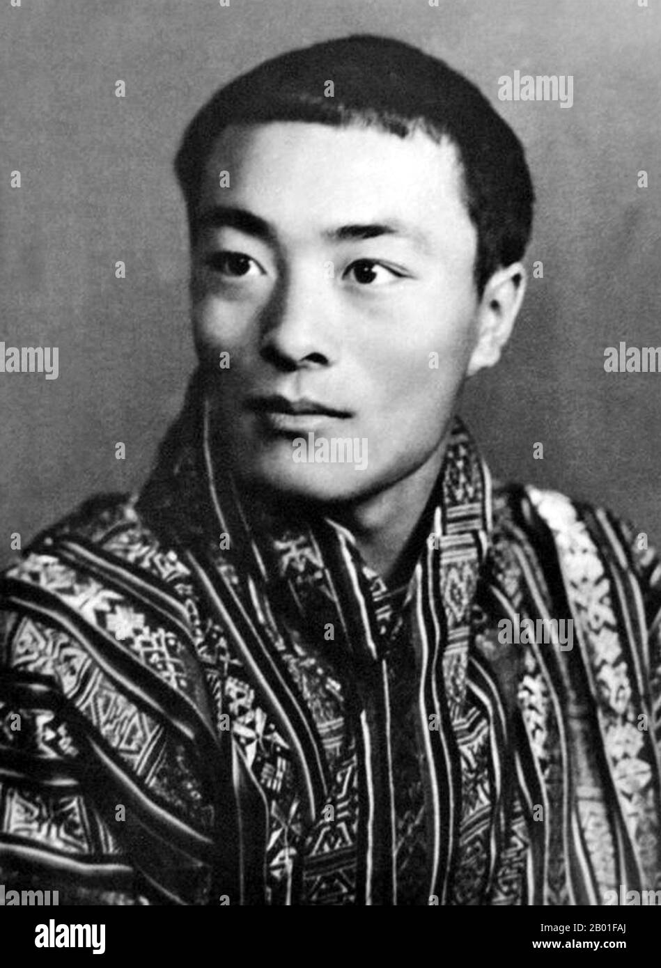 Bhutan: Seine Majestät Jigme Dorji Wangchuck (2. Mai 1928 - 21. Juli 1972), 3. Druk Gyalpo oder 'Dragon King' (r. 1952-1972), c. 1950er. Jigme Dorji Wangchuck war der 3. Druk Gyalpo von Bhutan, der 1952 auf den Thron aufstieg. Sein Hauptziel während seiner Herrschaft war es, Bhutan der Außenwelt zu öffnen und sie zu modernisieren, die Beziehungen zu Indien zu vertiefen und enge wirtschaftliche Beziehungen zu Bangladesch aufzubauen, wobei Bhutan nach Indien die zweite Nation war, die Bangladeschs Unabhängigkeit anerkennt. Bhutan trat auch 1971 unter seiner Herrschaft den Vereinten Nationen bei. Stockfoto