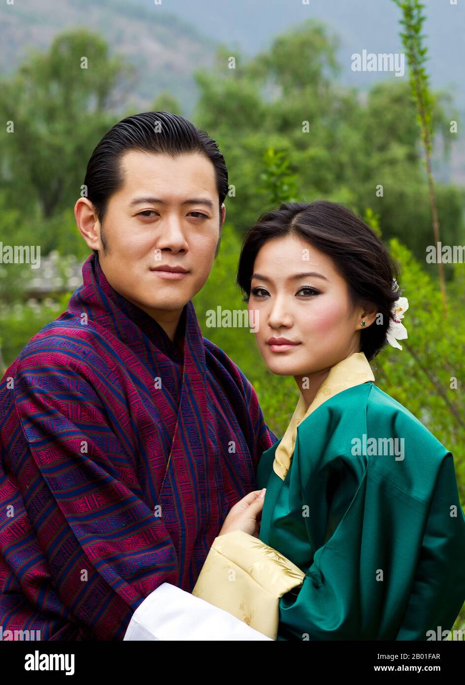Bhutan: König Jigme Khesar Namgyel Wangchuck von Bhutan mit Königin Consort Ashi Jetsun Pema Wangchuck. Handout Photo by the Royal Family of Bhutan (CC BY-SA 3,0 License), Juli 2011. König Khesar (ausgesprochen Gesar) ist der älteste Sohn des vierten und vorherigen Drachenkönigs von Bhutan, Jigme Singye Wangchuck, und die dritte Frau seines Vaters, Königin (Ashi) Tshering Yangdon. Im Dezember 2005 kündigte König Jigme Singye seine Absicht an, sich 2008 zugunsten seines Sohnes zu verabschieden, und dass er sofort damit beginnen werde, ihm die Verantwortung zu übertragen. Stockfoto