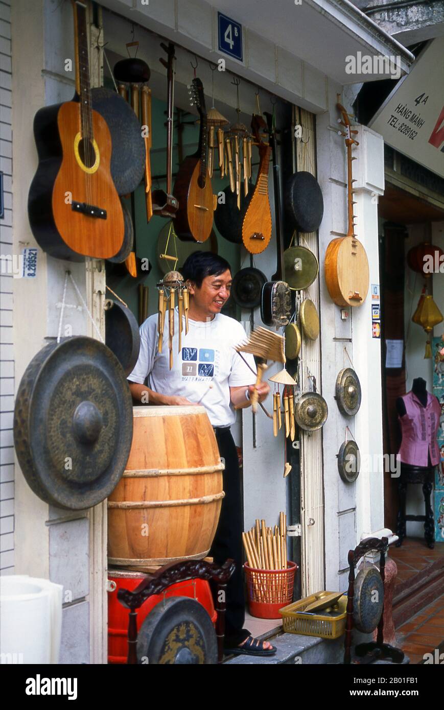 Vietnam: Musikinstrumente zum Verkauf in der Altstadt von Hanoi. Die Altstadt von Hanoi liegt direkt nördlich des Sees Ho Hoan Kiem. Es ist besser bekannt als Bam Sau Pho Phuong oder die „36 Straßen“. „Phuong“ bedeutet eine Berufsverband, und die meisten Straßen beginnen mit dem Wort „Hang“, was „Ware“ bedeutet. Dieser antike Teil der Stadt wurde lange Zeit mit dem Handel in Verbindung gebracht, und er ist bis heute sehr stark geblieben. Stockfoto