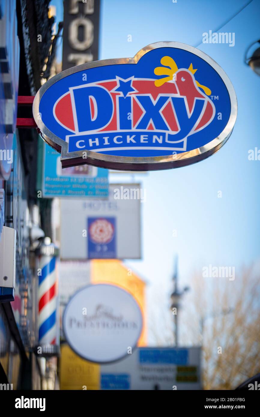 Dixy Chicken Food Schild an einer Straße von Leeds, Großbritannien Stockfoto