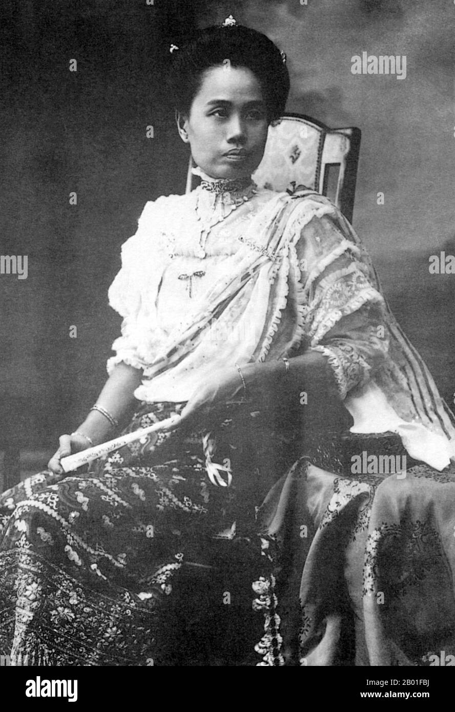 Thailand: Prinzessin Consort Dara Rasmi (26. August 1873 - 9. Dezember 1933), formelles Foto, Ende des 19. Jahrhunderts. Prinzessin Dara Rasmi war die Prinzessin von Chiang Mai und Siam (später Thailand) und die Tochter von König Inthawichayanon und Königin Thipkraisorn Rajadewi von Chang Mai, einem Nachkomme der Chao Chet Ton Dynastie. Sie war eine der Prinzessinnen-Konsortien von Chulticokorn, König Rama V. von Siam, und gebar eine Tochter von König Chulticokorn, Prinzessin Vimolnaka Nabisi. 1886 verließ sie Chiang Mai, um den Großen Palast in Bangkok zu betreten. Stockfoto