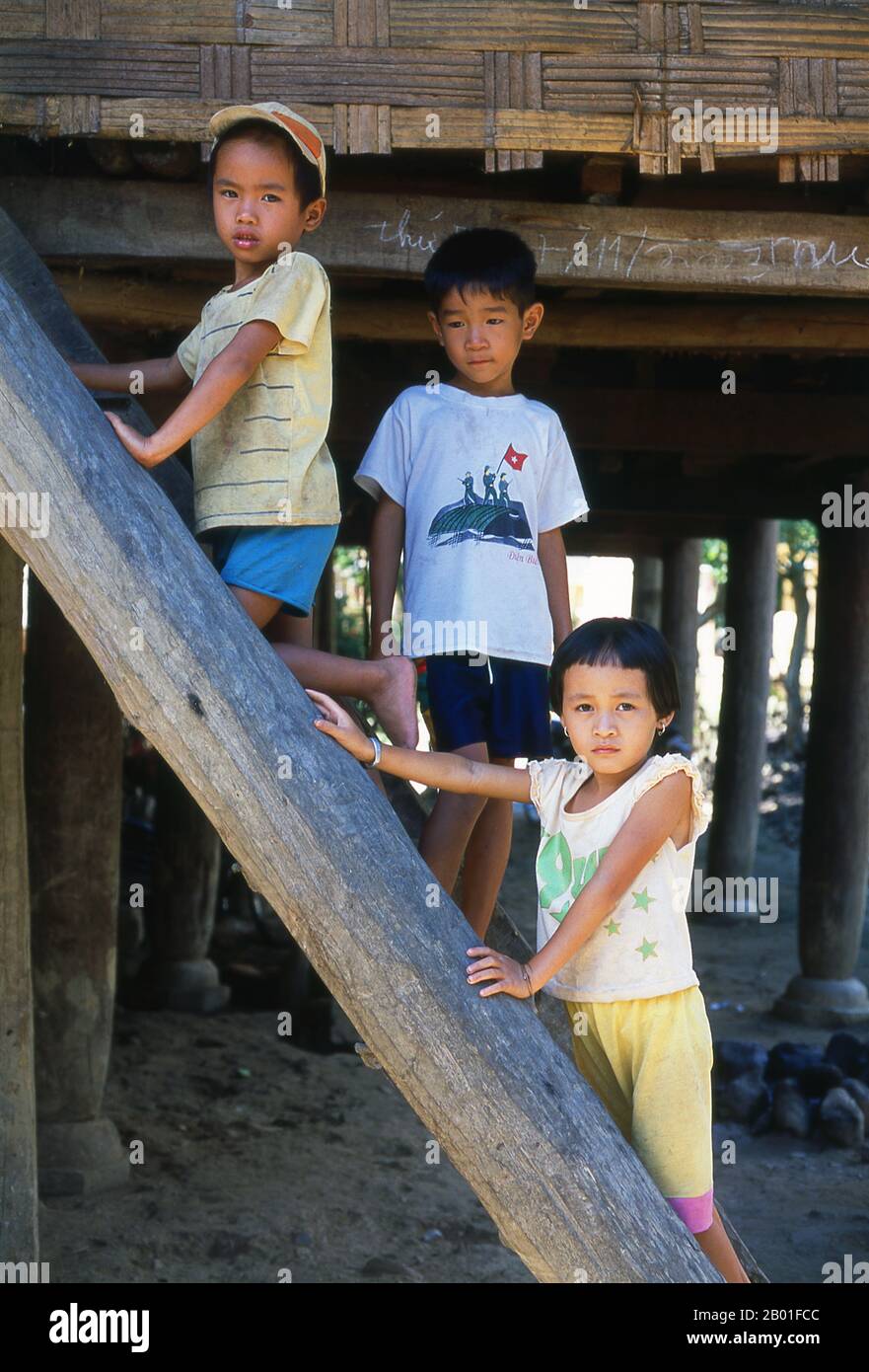 Vietnam: Weiße Tai-Kinder in der Nähe von Chan Nua, 30 km südlich von Pa Tan, Nordwesten Vietnams. In den engen Bergtälern der Provinzen Son La, Dien Bien und Lai Chau in Nordvietnam bleiben die Tai eine sehr bemerkenswerte und selbstbewusste Minderheit. Sie sind in die Gemeinden White Tai und Black Tai unterteilt, während Red Tai weiter südlich durch die laotische Grenze in den Provinzen Thanh Hoa und Nghe an vorherrscht. Diese Untergruppen zeichnen sich durch die Kleidung ihrer Frauen aus. Vietnams Tai sind Menschen in den Bergtälern. Sie sind relativ wohlhabend. Stockfoto
