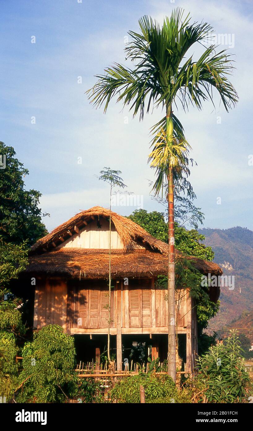 Vietnam: Weißes Tai-Haus, Mai Chau, Provinz Hoa Binh. In den engen Bergtälern der Provinzen Son La, Dien Bien und Lai Chau in Nordvietnam bleiben die Tai eine sehr bemerkenswerte und selbstbewusste Minderheit. Sie sind in die Gemeinden White Tai und Black Tai unterteilt, während Red Tai weiter südlich durch die laotische Grenze in den Provinzen Thanh Hoa und Nghe an vorherrscht. Diese Untergruppen zeichnen sich durch die Kleidung ihrer Frauen aus. Vietnams Tai sind Menschen in den Bergtälern. Sie sind relativ wohlhabend. Stockfoto