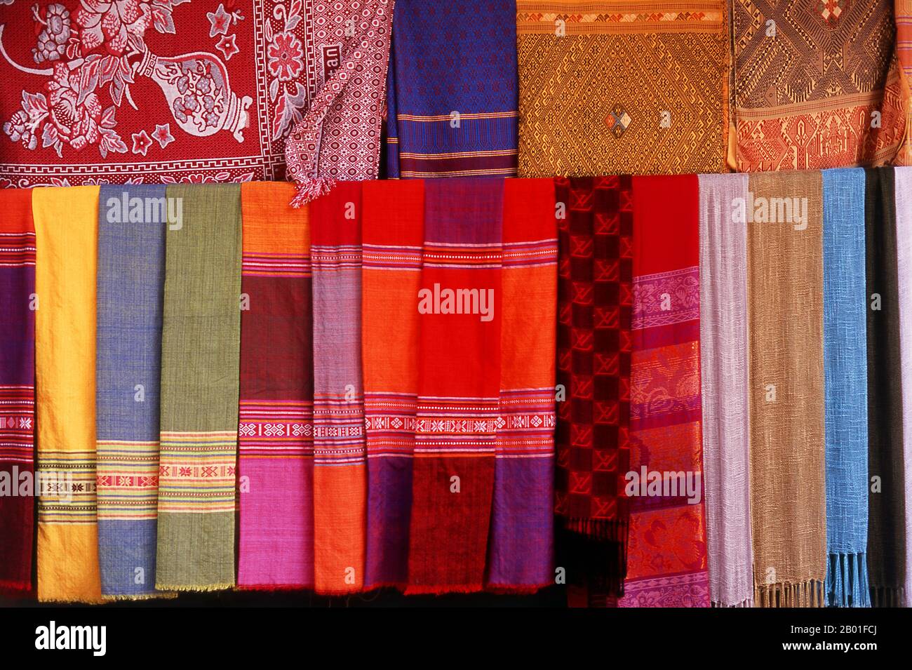 Vietnam: Weiße Tai-Textilien, Mai Chau, Provinz Hoa Binh. In den engen Bergtälern der Provinzen Son La, Dien Bien und Lai Chau in Nordvietnam bleiben die Tai eine sehr bemerkenswerte und selbstbewusste Minderheit. Sie sind in die Gemeinden White Tai und Black Tai unterteilt, während Red Tai weiter südlich durch die laotische Grenze in den Provinzen Thanh Hoa und Nghe an vorherrscht. Diese Untergruppen zeichnen sich durch die Kleidung ihrer Frauen aus. Vietnams Tai sind Menschen in den Bergtälern. Sie sind relativ wohlhabend. Stockfoto