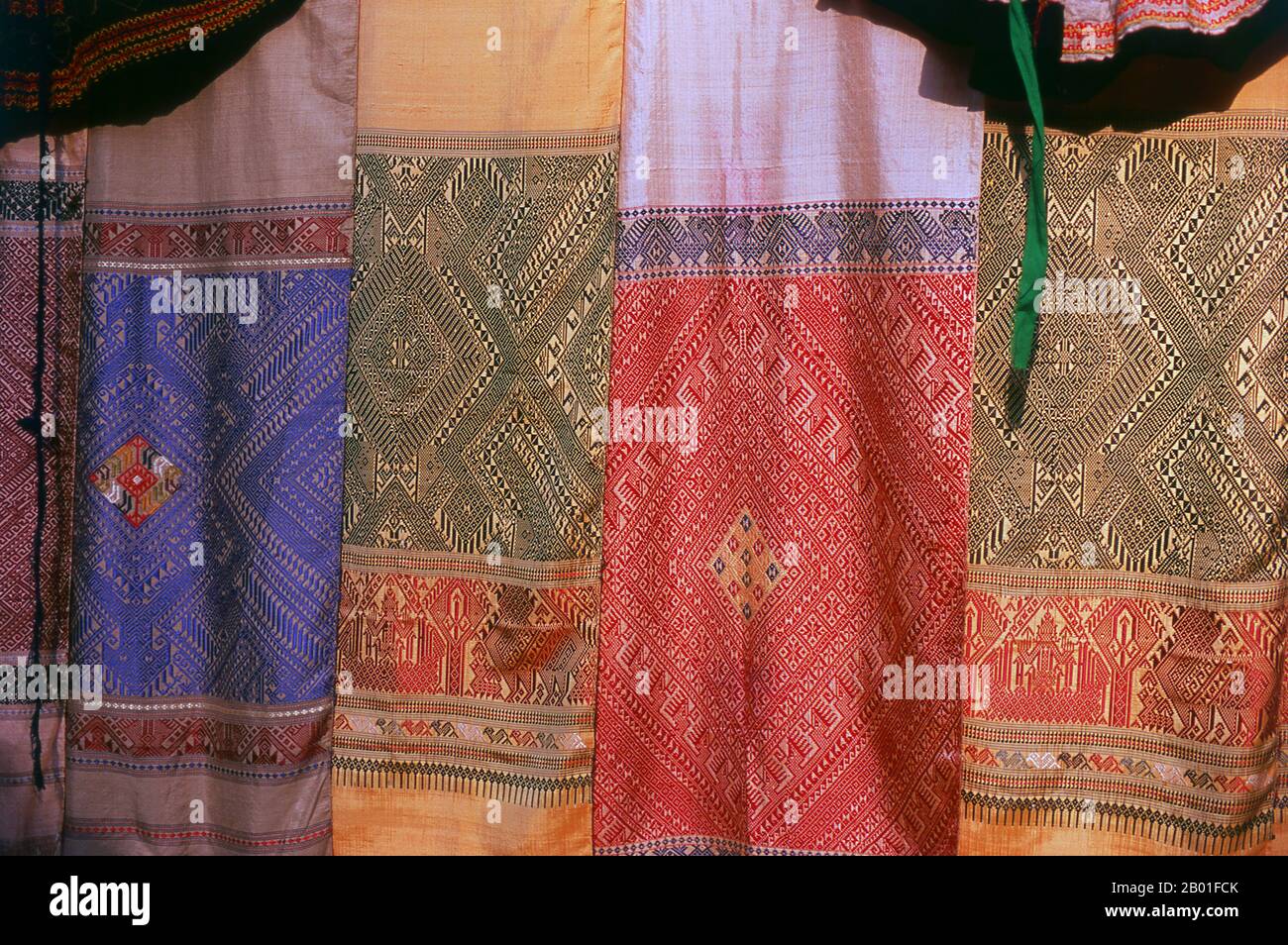 Vietnam: Weiße Tai-Textilien, Mai Chau, Provinz Hoa Binh. In den engen Bergtälern der Provinzen Son La, Dien Bien und Lai Chau in Nordvietnam bleiben die Tai eine sehr bemerkenswerte und selbstbewusste Minderheit. Sie sind in die Gemeinden White Tai und Black Tai unterteilt, während Red Tai weiter südlich durch die laotische Grenze in den Provinzen Thanh Hoa und Nghe an vorherrscht. Diese Untergruppen zeichnen sich durch die Kleidung ihrer Frauen aus. Vietnams Tai sind Menschen in den Bergtälern. Sie sind relativ wohlhabend. Stockfoto