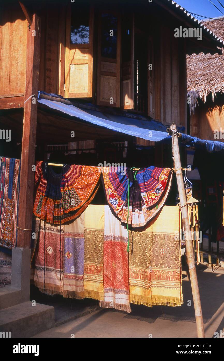 Vietnam: Weiße Tai- und Hmong-Textilien, Mai Chau, Provinz Hoa Binh. In den engen Bergtälern der Provinzen Son La, Dien Bien und Lai Chau in Nordvietnam bleiben die Tai eine sehr bemerkenswerte und selbstbewusste Minderheit. Sie sind in die Gemeinden White Tai und Black Tai unterteilt, während Red Tai weiter südlich durch die laotische Grenze in den Provinzen Thanh Hoa und Nghe an vorherrscht. Diese Untergruppen zeichnen sich durch die Kleidung ihrer Frauen aus. Vietnams Tai sind Menschen in den Bergtälern. Sie sind relativ wohlhabend. Stockfoto