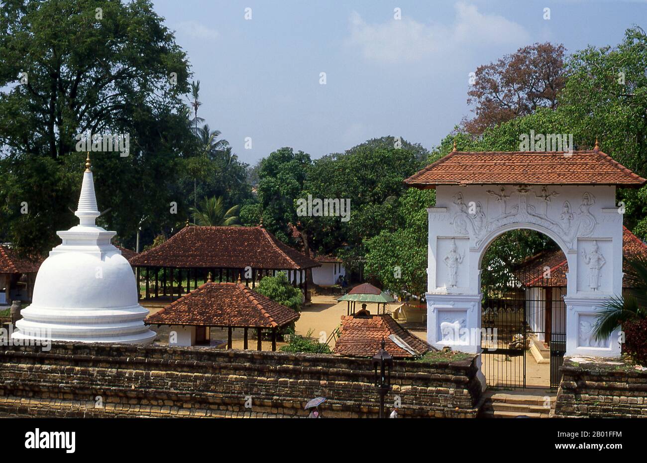 Sri Lanka: Sri Dalada Maligawa oder der Zahntempel, Kandy. Sri Dalada Maligawa oder der Tempel des Heiligen Zahns befindet sich im königlichen Palastkomplex und beherbergt das Relikt des Zahns von Buddha. Seit der Antike spielt das Relikt eine wichtige Rolle in der lokalen Politik, weil man glaubt, dass derjenige, der das Relikt besitzt, die Herrschaft des Landes innehat. Stockfoto