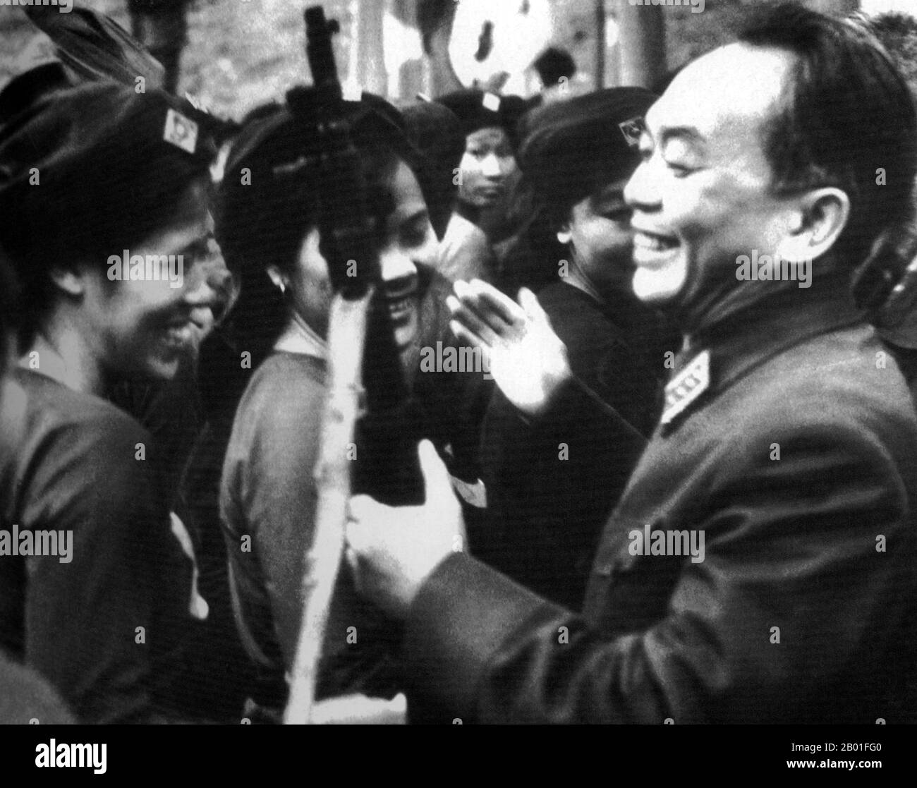 Vietnam: General Vo Nguyen Giap (25. August 1911 bis 4. Oktober 2013), Victor von Dien Bien Phu (1954), mit lächelnden weiblichen Soldaten, Mitglieder von Giaps gefeierter "langhaariger Armee", c. 1950er. VO Nguyen Giap (Vietnamesisch: Võ Nguyên Giáp) war ein vietnamesischer Offizier in der vietnamesischen Volksarmee und Politiker. Er war Hauptbefehlshaber in zwei Kriegen: Im ersten Indochina-Krieg (1946-1954) und im zweiten Indochina-Krieg (1960-1975). Außerdem war er Journalist, Innenminister in der Regierung Việt Minh von Präsident Hồ Chí Minh, Befehlshaber der Việt Minh und der Volksarmee Vietnams sowie Verteidigungsminister. Stockfoto