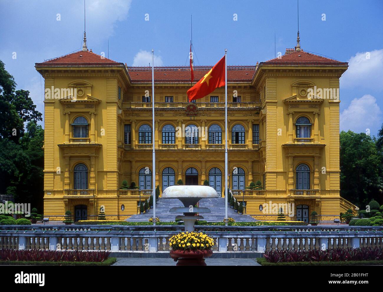 Vietnam: Der Präsidentenpalast, Hanoi. Der Präsidentenpalast wurde 1901 für Paul Doumer, den damaligen Gouverneur der französischen Indochina, errichtet. Mit dunklen senffarbenen Steinarbeiten gestrichen, mit grünen Fenstern und Schlitzläden, die in Vietnam so beliebt sind, wird es jetzt hauptsächlich für den Empfang von Würdenträgern und Staatsoberhäuptern eingesetzt. Der vietnamesische Nationalheld Ho Chi Minh, der 1954 Präsident der Demokratischen Republik Vietnam wurde, weigerte sich, hier zu leben. Seinem Biografen Duiker zufolge: „Er lehnte ein Angebot seiner Kollegen ab, im Palast des Generalgouverneurs zu leben...“ Stockfoto