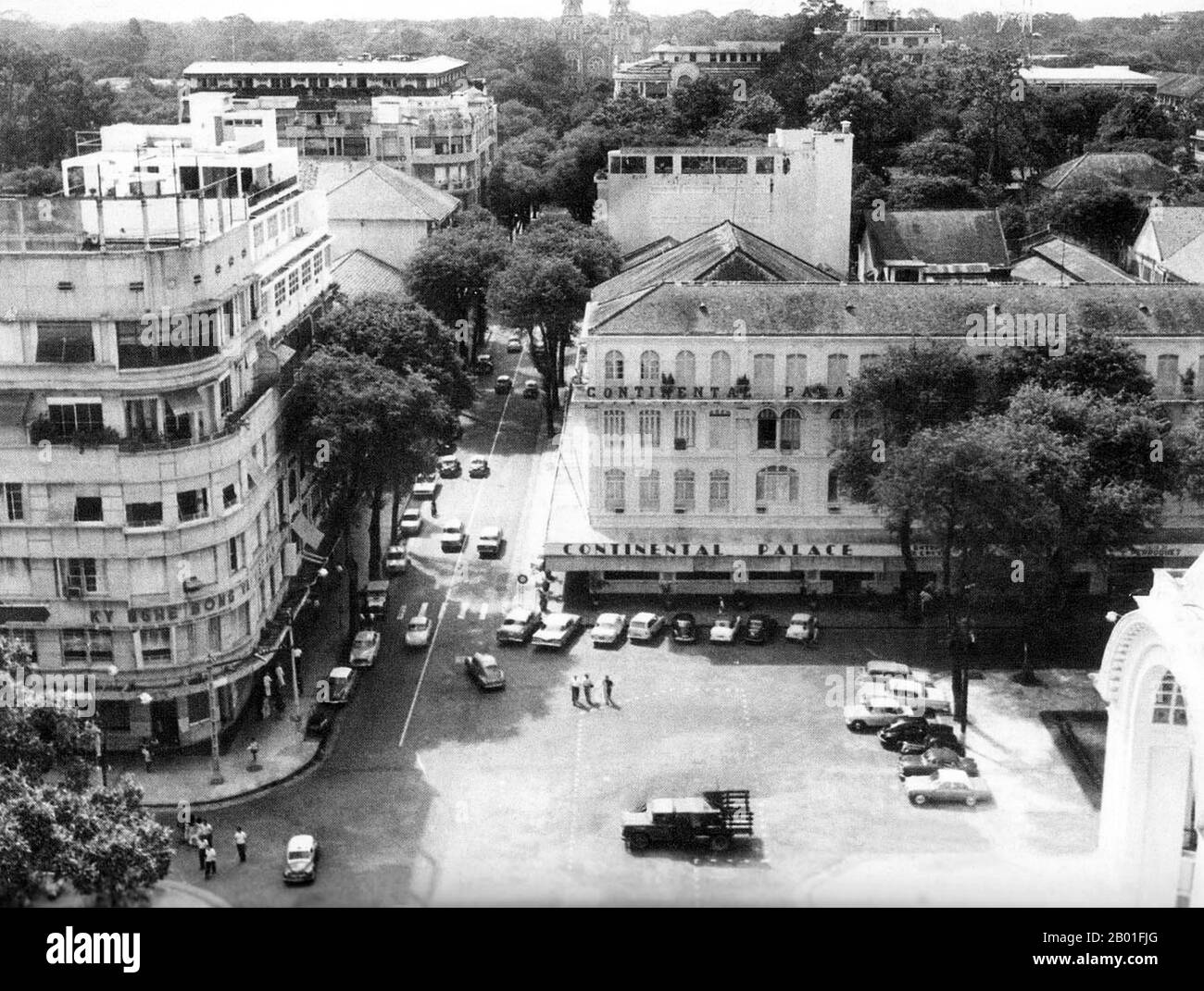 Vietnam: Das Continental Hotel, Saigon, c. 1958. Das Hôtel Continental ist ein Hotel in Ho-Chi-Minh-Stadt, Vietnam. Es wurde nach dem renommierten Hôtel Continental in Paris benannt und befindet sich im Bezirk 1, dem zentralen Geschäftsviertel der Stadt (Saigon). Das Hotel liegt am Saigon Opernhaus und wurde 1880 von den Franzosen erbaut. Das Hotel wurde im Laufe der Jahre einige Renovierungen unterzogen, wobei das Wesen seiner ursprünglichen Architektur und seines Stils erhalten blieb. Das Ho Chi Minh City Hotel Continental wurde auch im Hollywood-Film der ruhige Amerikaner gezeigt. Stockfoto