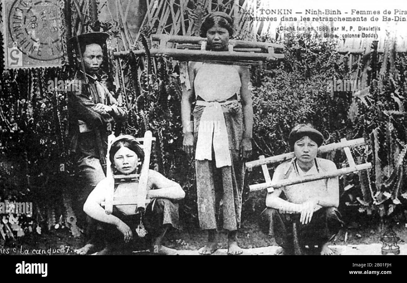 Frauen des anti-französischen Kolonialwiderstands wurden 1887 in Ninh Binh gefangen genommen. Die Tonkin-Kampagne (Französisch: Campagne du Tonkin) war ein bewaffneter Konflikt, der zwischen Juni 1883 und April 1886 von den Franzosen gegen die Vietnamesen, Liu Yongfus Black Flag Army und die chinesischen Armeen Guangxi und Yunnan gekämpft wurde, um Tonkin (Nordvietnam) zu besetzen und dort ein französisches Protektorat zu etablieren. Die Kampagne wurde vom Tonkin Expeditionskorps durchgeführt und im August 1884 durch den Ausbruch des chinesisch-französischen Krieges und im Juli 1885 durch den nationalistischen Aufstand von Can Vuong in Annam kompliziert. Stockfoto