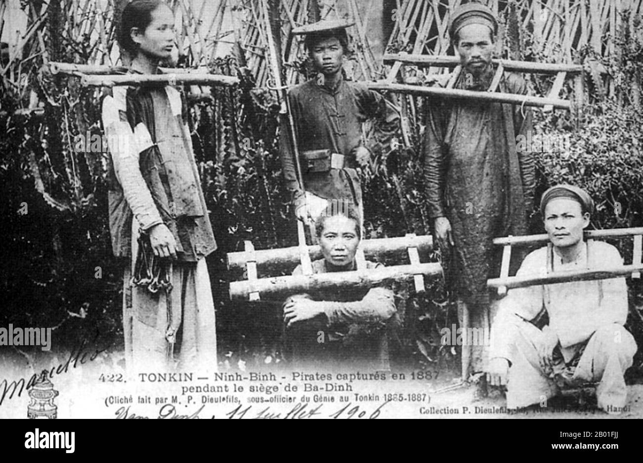 Männer des anti-französischen Kolonialwiderstands wurden 1887 in Ninh Binh gefangen genommen. Die Tonkin-Kampagne (Französisch: Campagne du Tonkin) war ein bewaffneter Konflikt, der zwischen Juni 1883 und April 1886 von den Franzosen gegen die Vietnamesen, Liu Yongfus Black Flag Army und die chinesischen Armeen Guangxi und Yunnan gekämpft wurde, um Tonkin (Nordvietnam) zu besetzen und dort ein französisches Protektorat zu etablieren. Die Kampagne wurde vom Tonkin Expeditionskorps durchgeführt und im August 1884 durch den Ausbruch des chinesisch-französischen Krieges und im Juli 1885 durch den nationalistischen Aufstand von Can Vuong in Annam kompliziert. Stockfoto