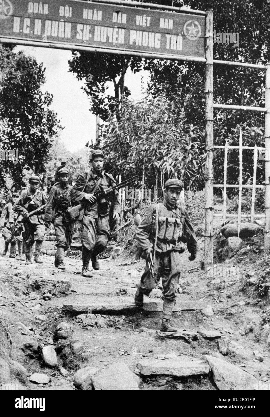 Vietnam: Chinesische PLA-Truppen besetzen Phong Tho, 3. Indochina-Krieg, 1979. Der chinesisch-vietnamesische Krieg (Vietnamesisch: Chiến tranh biên giới Việt-Trung), auch bekannt als der dritte Indochina-Krieg, in der VR China als 对越自卫反击战 (Gegenangriff gegen Vietnam in Selbstverteidigung) und in Vietnam als Chiến tranh chống bành trướng Trung Hoa (Krieg gegen den chinesischen Expansionismus) bekannt, Es handelte sich um einen kurzen, aber blutigen Grenzkrieg, der 1979 zwischen der Volksrepublik China (VR China) und der Sozialistischen Republik Vietnam geführt wurde. Die VR China leitete die Offensive als Reaktion auf Vietnams Invasion und Besetzung Kambodschas im Jahr 1978 ein. Stockfoto