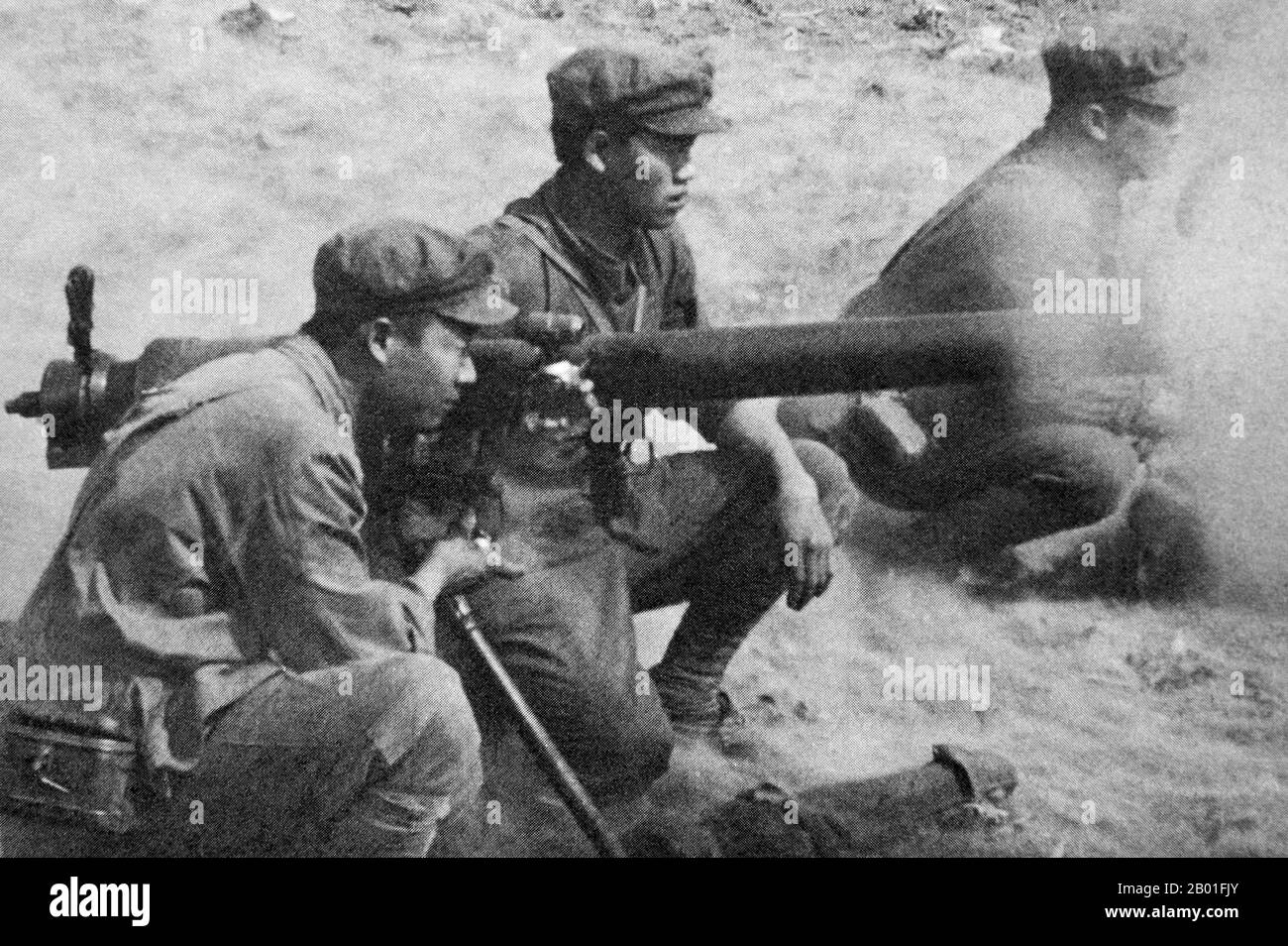 Vietnam: Chinesische PLA-Truppen feuern auf Vietnamesen nahe lang Son, 3. Indochina-Krieg, 1979. Der chinesisch-vietnamesische Krieg (Vietnamesisch: Chiến tranh biên giới Việt-Trung), auch bekannt als der dritte Indochina-Krieg, in der VR China als 对越自卫反击战 (Gegenangriff gegen Vietnam in Selbstverteidigung) und in Vietnam als Chiến tranh chống bành trướng Trung Hoa (Krieg gegen den chinesischen Expansionismus) bekannt, Es handelte sich um einen kurzen, aber blutigen Grenzkrieg, der 1979 zwischen der Volksrepublik China (VR China) und der Sozialistischen Republik Vietnam geführt wurde. Die VR China leitete die Offensive als Reaktion auf die vietnamesische Invasion Kambodschas im Jahr 1978 ein. Stockfoto