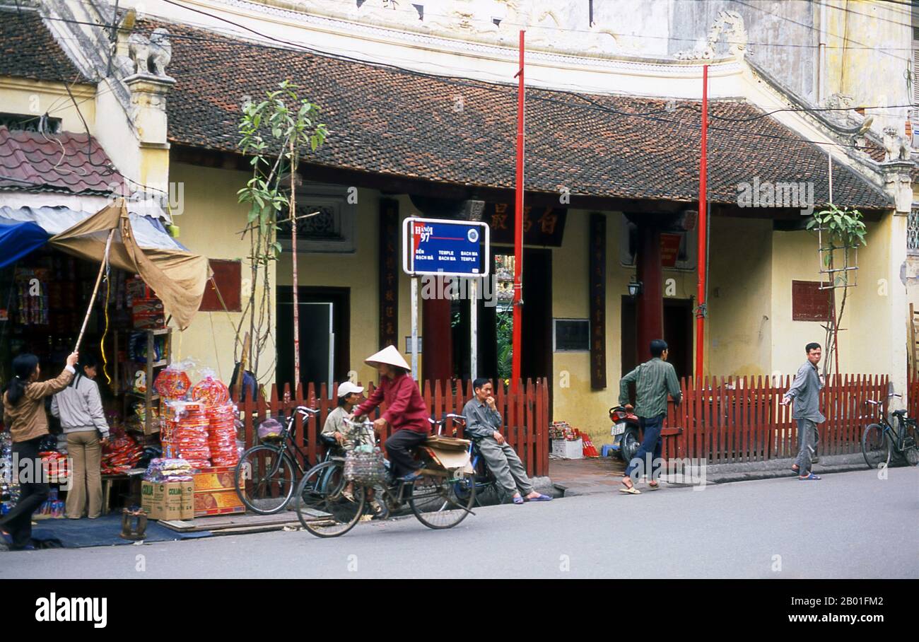 Vietnam: Chua Bach Ma oder "White Horse Temple", Altstadt, Hanoi . Der Legende nach fielen die renovierten Stadtmauern, als Ly Thai 1010 Hanoi gründete, immer weiter herunter, bis ein magisches weißes Pferd auftauchte und zeigte, wo neue Befestigungsanlagen gebaut werden sollten. In Ehrfurcht und Dankbarkeit gründete Ly Thai den Bach Ma Tempel, und das weiße Pferd wurde zum Hütergeist der Hauptstadt. In seiner gegenwärtigen Form stammt der Tempel aus dem 19. Jahrhundert, als er mit Hilfe von Beiträgen der chinesischen Gemeinde Hang Buom restauriert wurde. Stockfoto