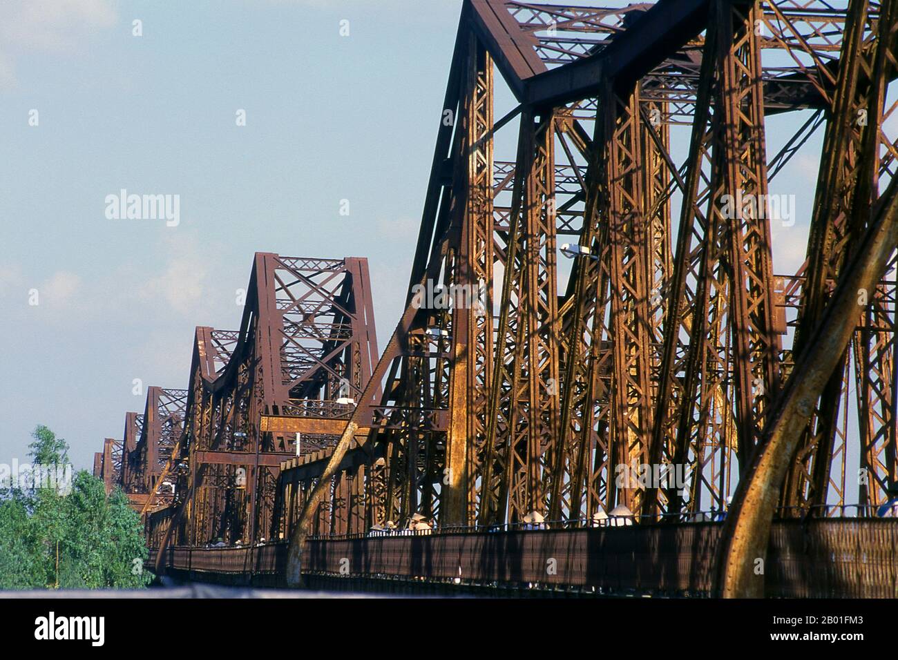 Vietnam: Die Long-Bien-Brücke, Hanoi. Die Long-Bien-Brücke wurde von den französischen Kolonialisten zwischen 1899 und 1902 errichtet und zu Ehren des damaligen Gouverneurs der französischen Indochina (1897-1902) zur Paul-Doumer-Brücke ernannt. Es wurde von Dayde und Pille of Paris entworfen und gebaut (die ursprünglichen Plakate sind noch immer vorhanden) und ist 1.682 Meter (5.518 Fuß) lang, bestehend aus 18 Bereichen, mit einer zusätzlichen verlängerten zentralen Spanne von 106 Metern (347 Fuß). Es umfasst die einzige Eisenbahnverbindung zwischen Hanoi und Haiphong sowie zwei wichtige Eisenbahnverbindungen nach China. Stockfoto