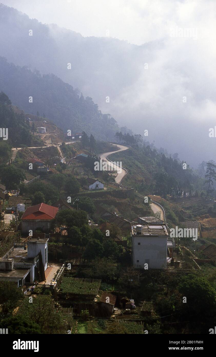 Vietnam: Wolken fliegen über der Tam Dao Hill Station, nördlich von Hanoi. Die Franzosen entwickelten Tam Dao im Jahr 1907 als Bergstation und wollten ihn als beliebten Rückzugsort von den Backebenen des Red River-Sommers, aber näher an Hanoi und leichter zugänglich als Sapa, weiter nördlich an der chinesischen Grenze. Der Name „Tam Dao“ leitet sich von den „drei Inseln“ ab, bei denen es sich in Wirklichkeit um eine Linie von drei Gipfeln handelt, die sich in einer Höhe von rund 1.400 Metern (4.593 ft) befinden und die manchmal, aber keineswegs immer, über die umliegenden Wolken steigen, wie Inseln in einem Nebelmeer. Stockfoto