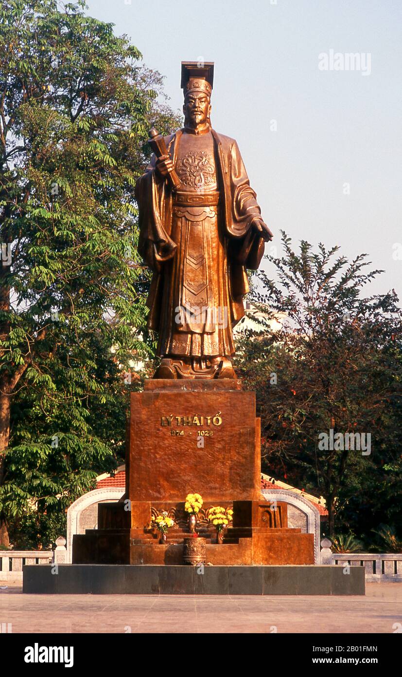 Vietnam: Ly Thai zur Statue, Indira Gandhi Park, Ho Hoan Kiem See, Hanoi. Lý Thái Tổ (Geburtsname Lý Công Uẩn) war Đại Việt Kaiser und Gründer der Lý-Dynastie, regiert von 1009 bis 1028 n. Chr. 1010 kehrte Ly Thai nach Dai La zurück (heute Hanoi). Der Legende nach, als er die ehemalige Hauptstadt betrat, stieg ein goldener Drache von der Spitze der Zitadelle ab und stieg in den Himmel. Dies wurde vom Kaiser als außerordentlich verlockendes Zeichen angesehen, und er nannte sofort die Stadt Thang Long, oder „aufsteigender Drache“, um. Ly Thai To gilt als der Gründungsvater von Hanoi. Stockfoto