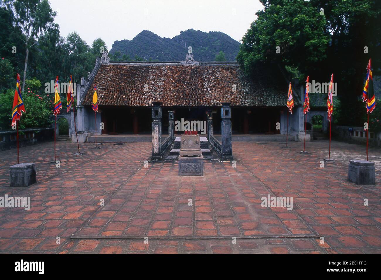 Vietnam: Kaiser Le Dai Hanh Tempel (Le Hoan), Hoa Lu, Provinz Ninh Binh. Der Den Kaiser Le Dai Hanh Tempel ist dem Gründer der frühen Le Dynastie (980-1005) gewidmet, einem Patrioten, der 981 eine chinesische Invasion besiegte. Außerdem ersetzte er die chinesische Währung durch die vietnamesische Münze und unternahm Schritte, um die Eroberung von Champa im Süden zu beginnen, zwang den Cham-König, ihm Tribut zu zollen und trug das königliche Cham-Ballett zurück, um in Hoa Lu aufzutreten. Lê Hoàn (941-1005), Nachname Lê Đại Hành, war ein König und Kaiser von Đại Cồ Việt (Vietnam) unter der vorderen Lê-Dynastie. Stockfoto
