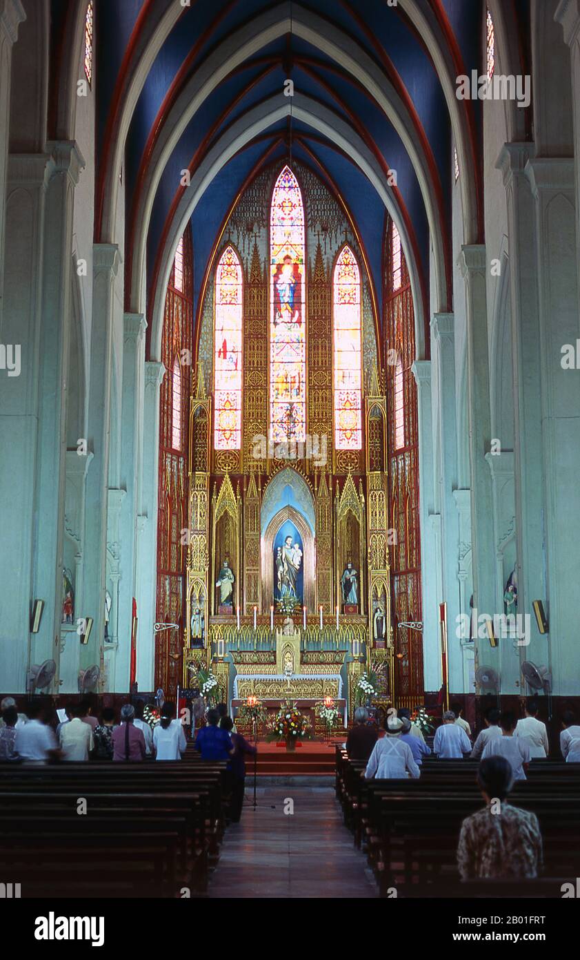 Vietnam: Im Inneren von St. Joseph's Cathedral, lokal bekannt als Nha Tho, Hanoi. Die römisch-katholische Kathedrale St. Joseph's in Hanoi wurde in den 1880er Jahren erbaut und wurde vom französischen Schriftsteller Gaston Cahen im Jahr 1907 als „im schrecklichen italienischen gotischen Stil“ bezeichnet. Stockfoto