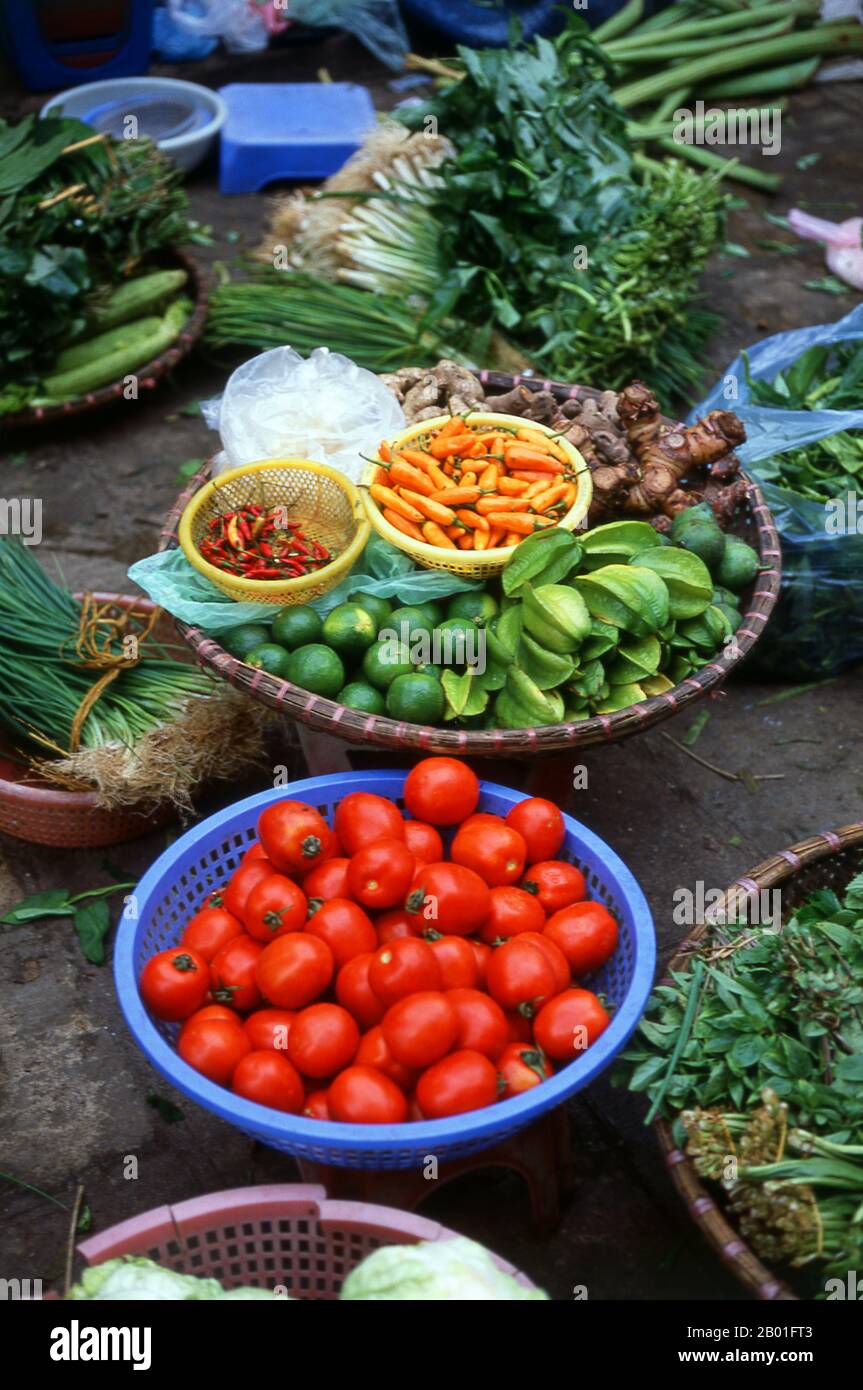 Vietnam: Obst und Gemüse zum Verkauf, Markt im Altstadtviertel, Hanoi. Die Straßen der Hauptstadt Hanoi und vor allem die größte Stadt Ho Chi Minh City sind voller Begeisterung und geschäftlicher Energie. Die Aufgabe der sozialistischen Ökonomie und ihre allmähliche Ersetzung durch einen begrenzten marktorientierten Kapitalismus wurden von der Bevölkerung begrüßt. Überall wollen die Menschen Geld verdienen, und die Straßen sind voll von kleinen Privatunternehmen, die alle Arten von Gegenständen verkaufen. Stockfoto