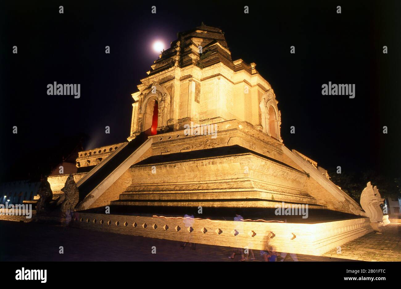 Thailand: Der Hauptchedi von Wat Chedi Luang während des Vollmondfestes des buddhistischen Magha Puja, Chiang Mai. Māgha Pūjā oder Makha Bucha ist ein wichtiges religiöses Fest, das Buddhisten in Thailand, Kambodscha und Laos am Vollmondtag des dritten Mondmonats (normalerweise im Februar) feiern. Der dritte Mondmonat wird in der thailändischen Sprache als Makha (Pali: Māgha) bezeichnet; Bucha ist auch ein thailändisches Wort (Pali: Pūjā), was bedeutet "zu ehren" oder "zu ehren". Daher ist der Makha Bucha-Tag für die Verehrung des Buddha und seiner Lehren. Stockfoto