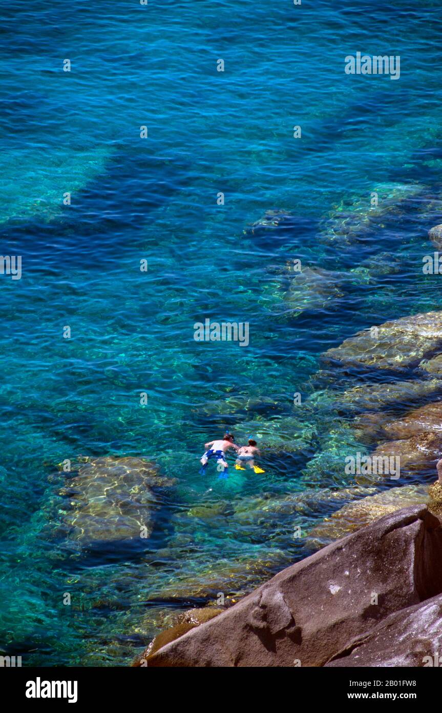 Thailand: Schnorchler, Similan Island (Insel 8), Donald Duck Bay, Similan Inseln. Die Similan-Inseln liegen etwa 100 km nordwestlich von Phuket in der Andamanensee. Im Jahr 1982 wurde diese 128 Quadratkilometer große Fläche zum Meeres-Nationalpark erklärt, und in den letzten Jahren hat sich die Gruppe der neun kleinen Inseln (Similan stammt aus dem malaiischen sembilan und bedeutet neun) zu einer der führenden Attraktionen für Besucher des südlichen Thailands entwickelt. Die Inseln sind bei Tauchern für ihre reichen Korallenriffe, das klare Wasser und die unberührten Strände bekannt. Die besten Tauchmonate sind zwischen Dezember und Mai. Stockfoto