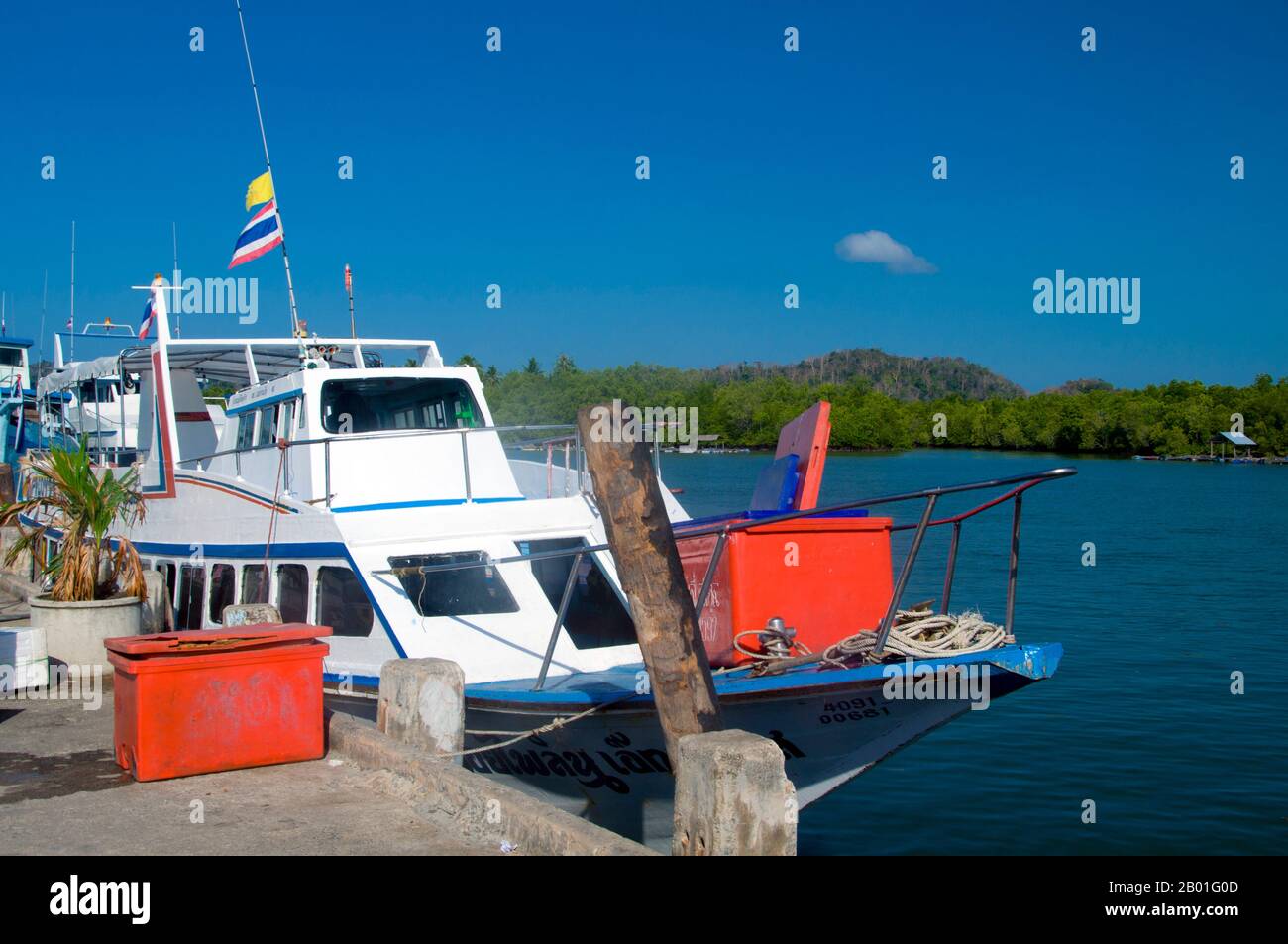 Thailand: Tarutao Schnellboot, Pak Bara. Pak Bara ist eine kleine Küstenstadt und ein Fischerdorf im Süden Thailands, etwa 60km km (37 Meilen) nordwestlich der Provinzhauptstadt Satun. Es dient als Ausgangspunkt für Besuche im Mu Ko Phetra Marine National Park und Ko Tarutao Marine National Park. Stockfoto