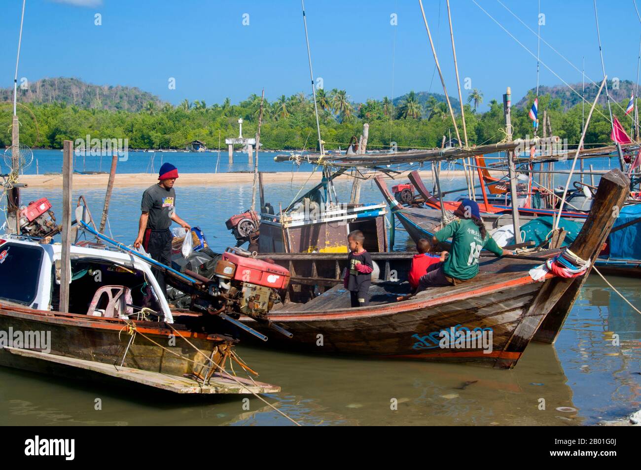 Thailand: Fischerboote, Pak Bara. Pak Bara ist eine kleine Küstenstadt und ein Fischerdorf im Süden Thailands, etwa 60km km (37 Meilen) nordwestlich der Provinzhauptstadt Satun. Es dient als Ausgangspunkt für Besuche im Mu Ko Phetra Marine National Park und Ko Tarutao Marine National Park. Stockfoto