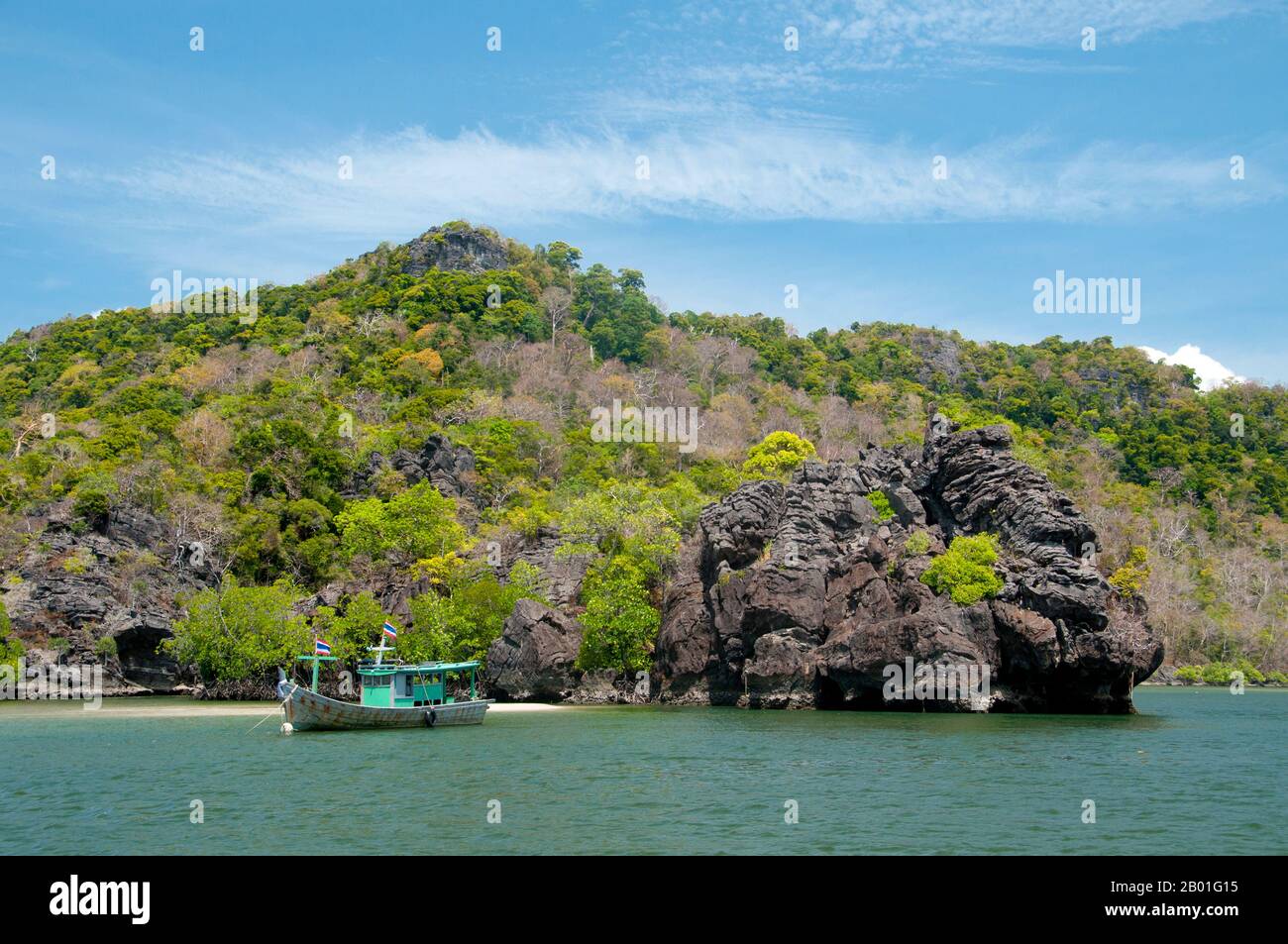 Thailand: Geparktes Boot, Ao Pante Malaka, Ko Tarutao, Ko Tarutao Marine Nationalpark. AO Pante Melaka ist eine lange Bucht am Nordwestufer von Ko Tarutao mit einem feinen Sandstrand. Die Zentrale des Ko Tarutao Marine National Park befindet sich hier, ebenso wie ein Touristenservicezentrum, in dem eine Ausstellung über den historischen und natürlichen Hintergrund des Parks ausgestellt ist. Der Marine-Nationalpark Ko Tarutao besteht aus 51 Inseln in zwei Hauptgruppen, die über die Andamanensee im südlichsten Thailand verstreut sind. Nur sieben der Inseln haben jede Größe, einschließlich Ko Tarutao im Osten. Stockfoto