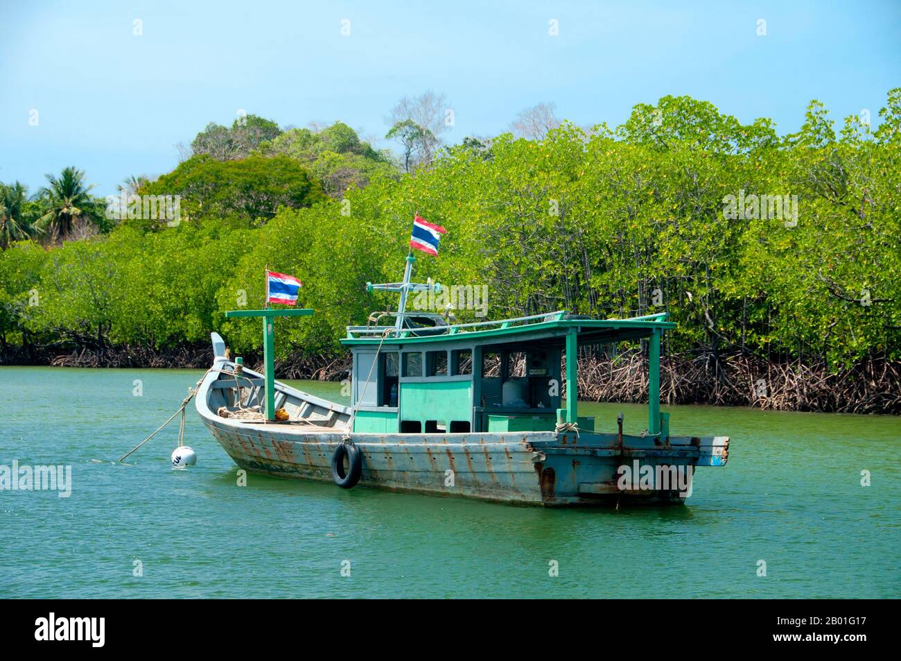 Thailand: Geparktes Boot, Ao Pante Malaka, Ko Tarutao, Ko Tarutao Marine Nationalpark. AO Pante Melaka ist eine lange Bucht am Nordwestufer von Ko Tarutao mit einem feinen Sandstrand. Die Zentrale des Ko Tarutao Marine National Park befindet sich hier, ebenso wie ein Touristenservicezentrum, in dem eine Ausstellung über den historischen und natürlichen Hintergrund des Parks ausgestellt ist. Der Marine-Nationalpark Ko Tarutao besteht aus 51 Inseln in zwei Hauptgruppen, die über die Andamanensee im südlichsten Thailand verstreut sind. Nur sieben der Inseln haben jede Größe, einschließlich Ko Tarutao im Osten. Stockfoto