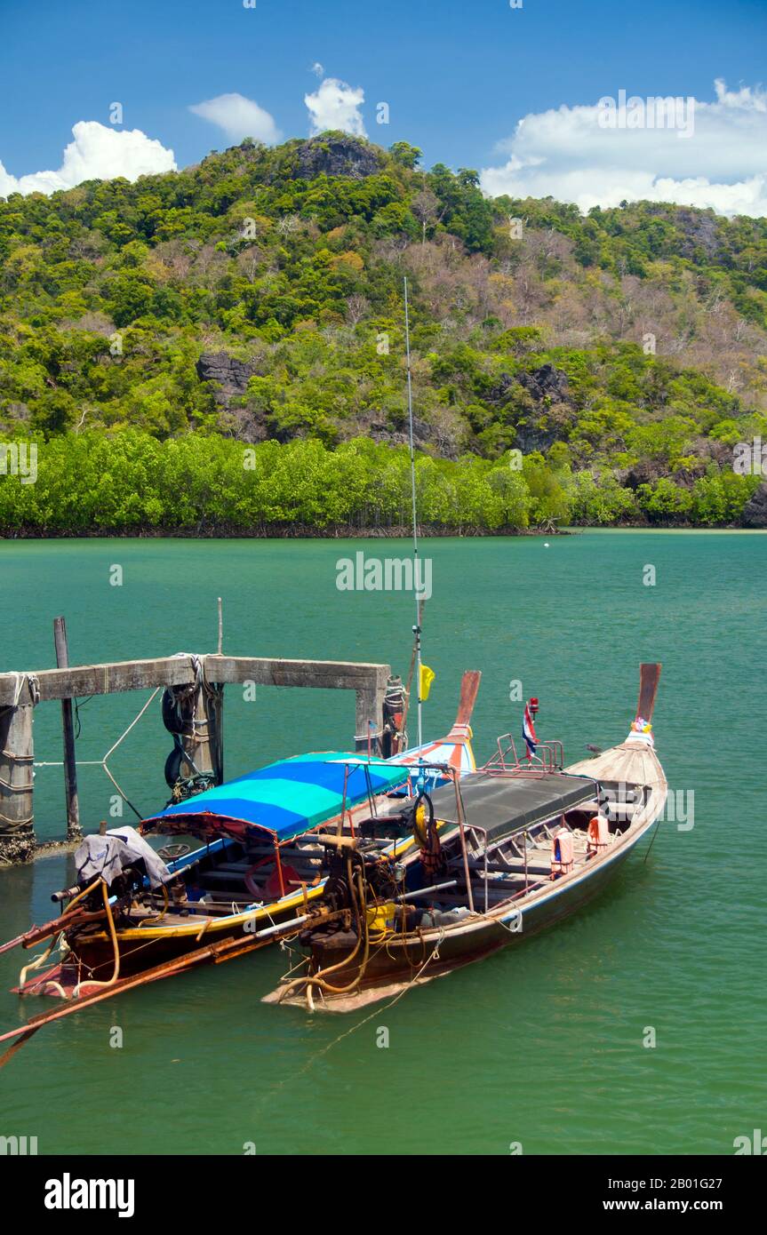 AO Pante Melaka ist eine lange Bucht am Nordwestufer von Ko Tarutao mit feinem Sandstrand. Hier befindet sich die Zentralstelle des Marine National Park Ko Tarutao sowie ein touristisches Dienstleistungszentrum, das eine Ausstellung über den historischen und natürlichen Hintergrund des Parks beherbergt. Der Marine Nationalpark Ko Tarutao besteht aus 51 Inseln in zwei Hauptgruppen, die über die Andamanensee im südlichsten Thailand verstreut sind. Nur sieben der Inseln haben eine beliebige Größe, darunter Ko Tarutao im Osten und Ko Adang-Ko Rawi im Westen. Nur 8 km im Süden liegt die Meeresgrenze zu Malaysia Stockfoto