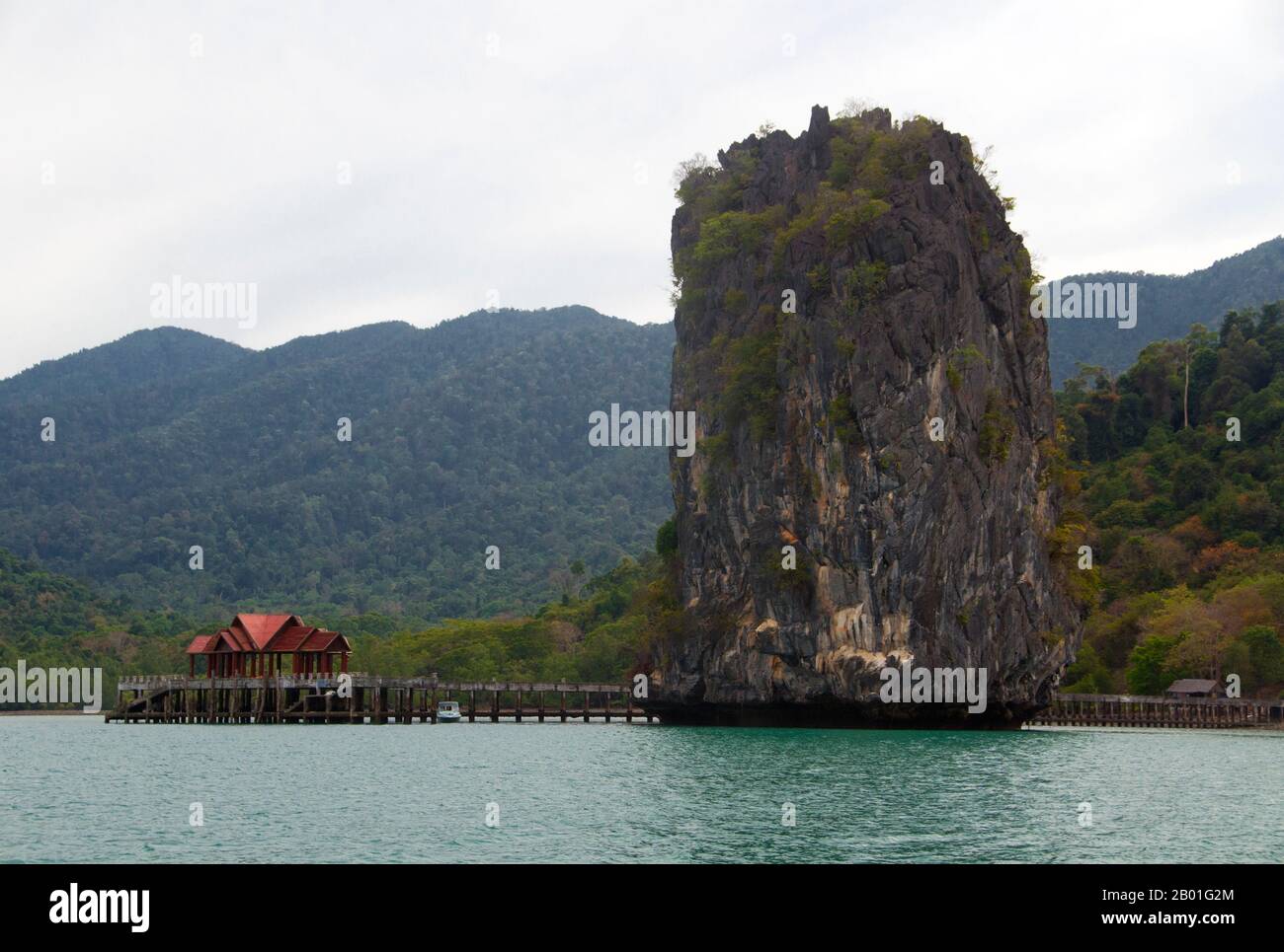 Thailand: Pier in Ao Taloh Udang, Ko Tarutao Marine National Park, Ko Tarutao. In der Vergangenheit wurde Ao Taloh Udang als isoliertes Lager für politische Gefangene genutzt, aber heute sind nur noch wenige Anzeichen für diese Strafregelung übrig. Der Marine-Nationalpark Ko Tarutao besteht aus 51 Inseln in zwei Hauptgruppen, die über die Andamanensee im südlichsten Thailand verstreut sind. Nur sieben der Inseln haben jede Größe, einschließlich Ko Tarutao im Osten und Ko Adang-Ko Rawi im Westen. Stockfoto