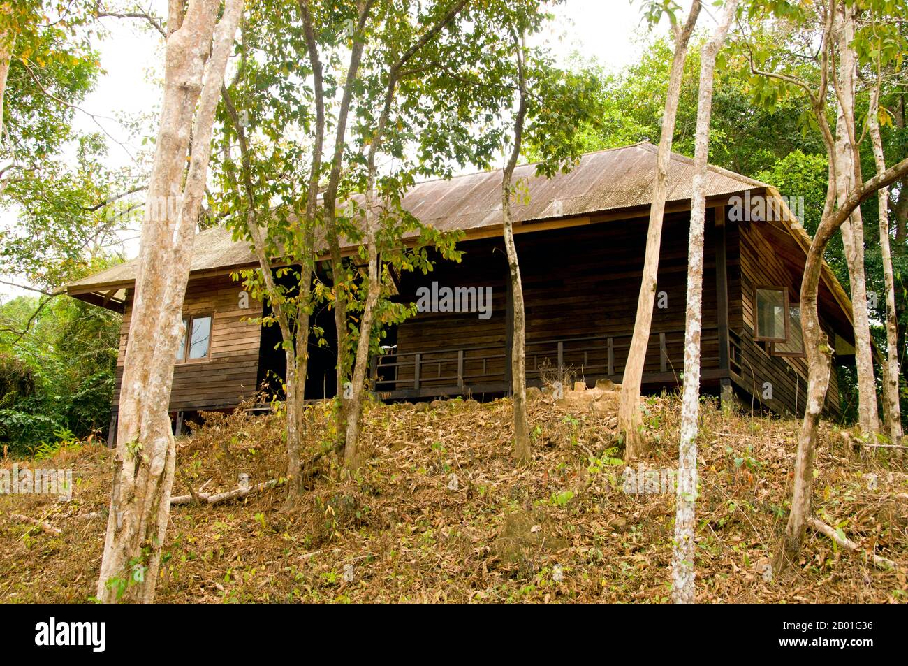 Thailand: Hauptquartier des Kommandanten, Überreste des Gefangenenlagers in Ao Taloh Udang, Ko Tarutao Marine National Park, Ko Tarutao. In der Vergangenheit wurde Ao Taloh Udang als isoliertes Lager für politische Gefangene genutzt, aber heute sind nur noch wenige Anzeichen für diese Strafregelung übrig. Der Marine-Nationalpark Ko Tarutao besteht aus 51 Inseln in zwei Hauptgruppen, die über die Andamanensee im südlichsten Thailand verstreut sind. Nur sieben der Inseln haben jede Größe, einschließlich Ko Tarutao im Osten und Ko Adang-Ko Rawi im Westen. Stockfoto