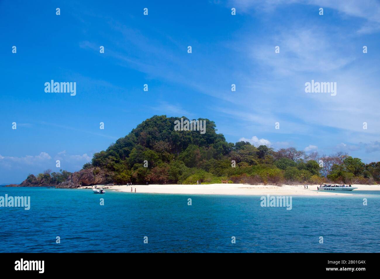 Thailand: Ko Khai, Ko Tarutao Marine-Nationalpark. Ko Khai oder „Egg Island“, die von Booten auf dem Weg zwischen Ko Tarutao und Ko Adang passiert wird, wird von Meeresschildkröten zum Nisten bevorzugt. Der Marine-Nationalpark Ko Tarutao besteht aus 51 Inseln in zwei Hauptgruppen, die über die Andamanensee im südlichsten Thailand verstreut sind. Nur sieben der Inseln haben jede Größe, einschließlich Ko Tarutao im Osten und Ko Adang-Ko Rawi im Westen. Nur 5 Meilen (8km km) südlich liegt die Meeresgrenze mit Malaysias gefeiertem Langkawi-Archipel. Stockfoto