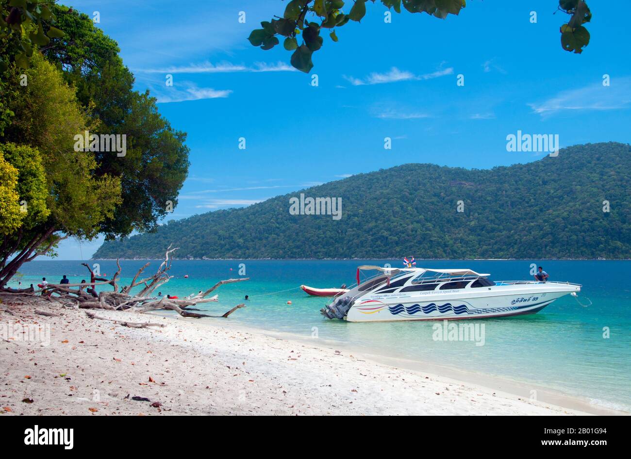 Thailand: Ko Rawi, Ko Tarutao Marine-Nationalpark. Ko Rawi ist die zweitgrößte Insel der Adang-Rawi Gruppe, die selbst Teil des Ko Tarutao Marine National Park ist. Sie hat eine Fläche von etwa 29 Quadratkilometern (11,5 Quadratmeilen) und liegt nur 10 km (6 Meilen) westlich von Ko Adang. Der Marine-Nationalpark Ko Tarutao besteht aus 51 Inseln in zwei Hauptgruppen, die über die Andamanensee im südlichsten Thailand verstreut sind. Nur sieben der Inseln haben jede Größe, einschließlich Ko Tarutao im Osten und Ko Adang-Ko Rawi im Westen. Stockfoto