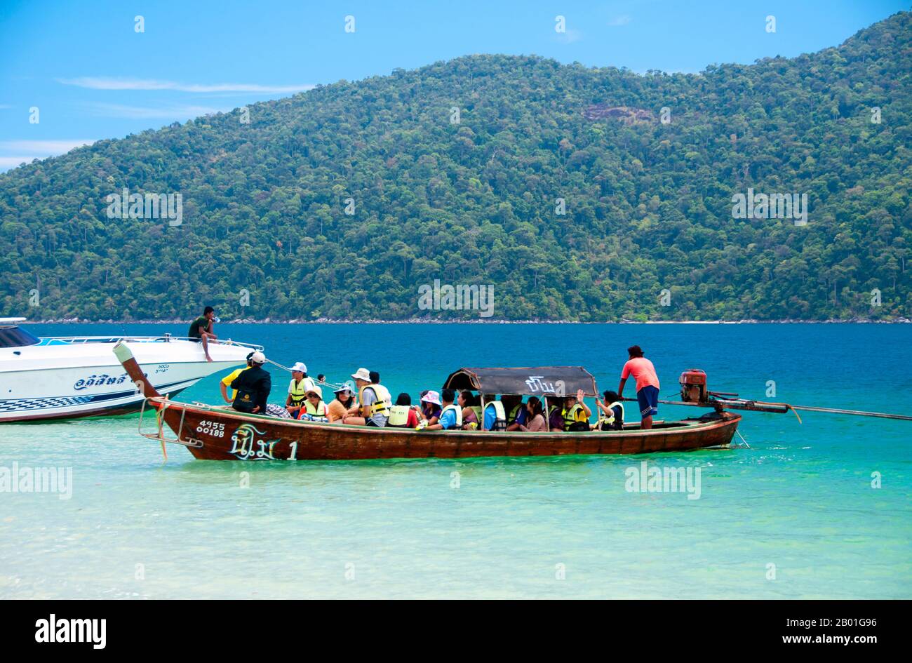 Thailand: Besuch Von Ko Rawi, Ko Tarutao Marine National Park. Ko Rawi ist die zweitgrößte Insel der Adang-Rawi Gruppe, die selbst Teil des Ko Tarutao Marine National Park ist. Sie hat eine Fläche von etwa 29 Quadratkilometern (11,5 Quadratmeilen) und liegt nur 10 km (6 Meilen) westlich von Ko Adang. Der Marine-Nationalpark Ko Tarutao besteht aus 51 Inseln in zwei Hauptgruppen, die über die Andamanensee im südlichsten Thailand verstreut sind. Nur sieben der Inseln haben jede Größe, einschließlich Ko Tarutao im Osten und Ko Adang-Ko Rawi im Westen. Stockfoto