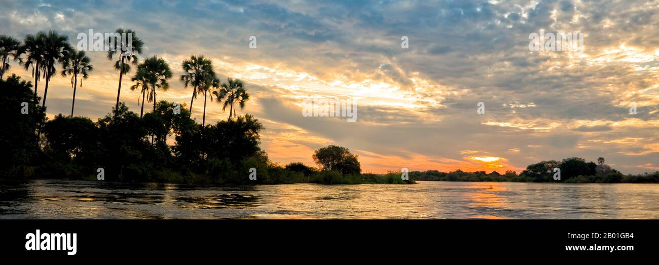 Panorama der Zambeze River bei Sonnenuntergang, Sambia Stockfoto